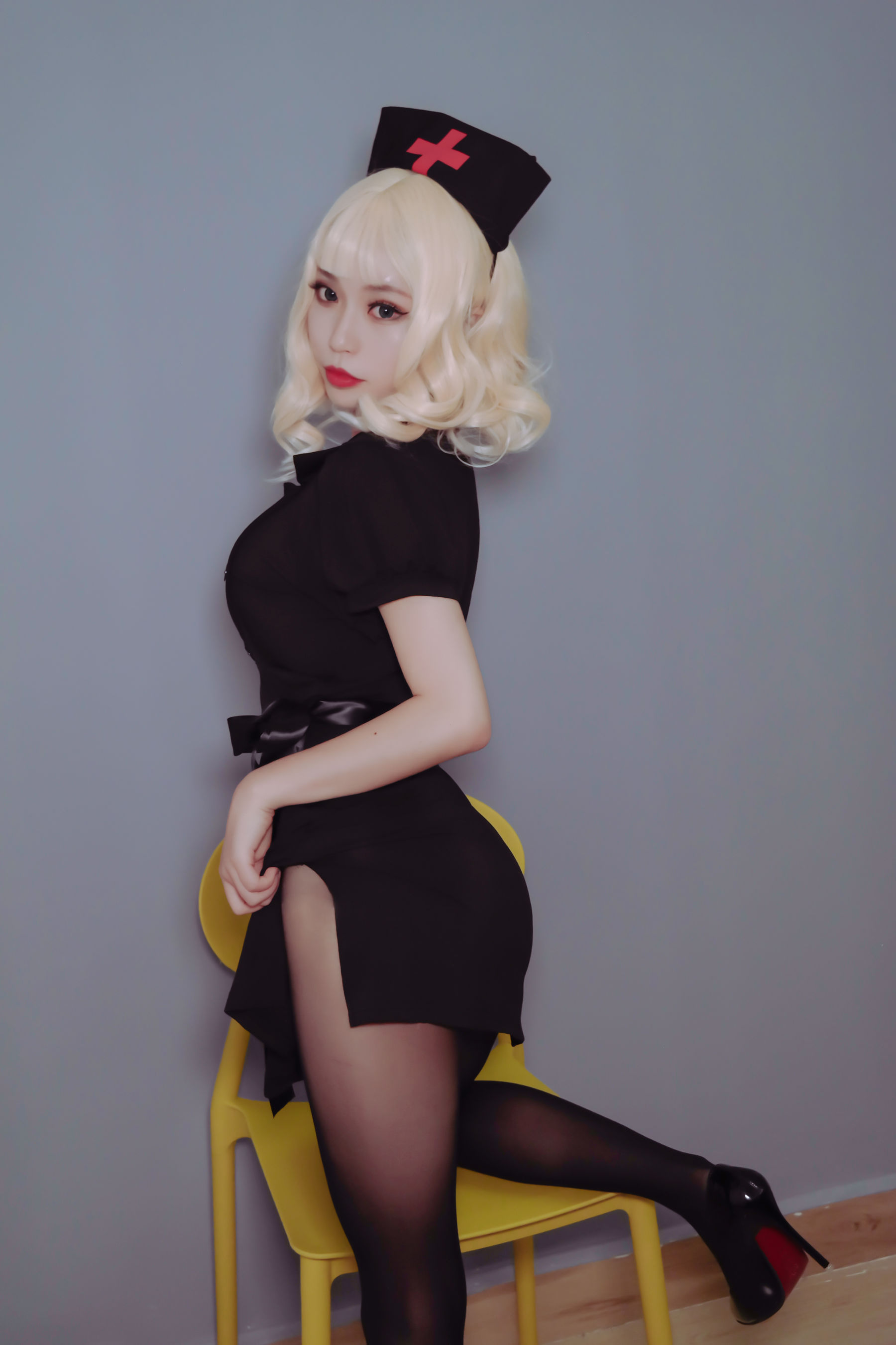 [COS福利] 萌妹白易子教主 - 黑化护士第2张