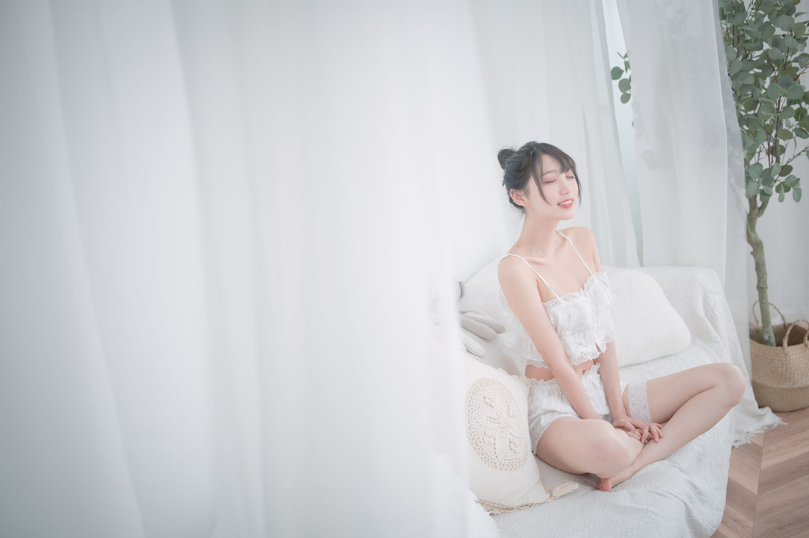 [COS福利] 周叽是可爱兔兔 - 白色睡衣第2张