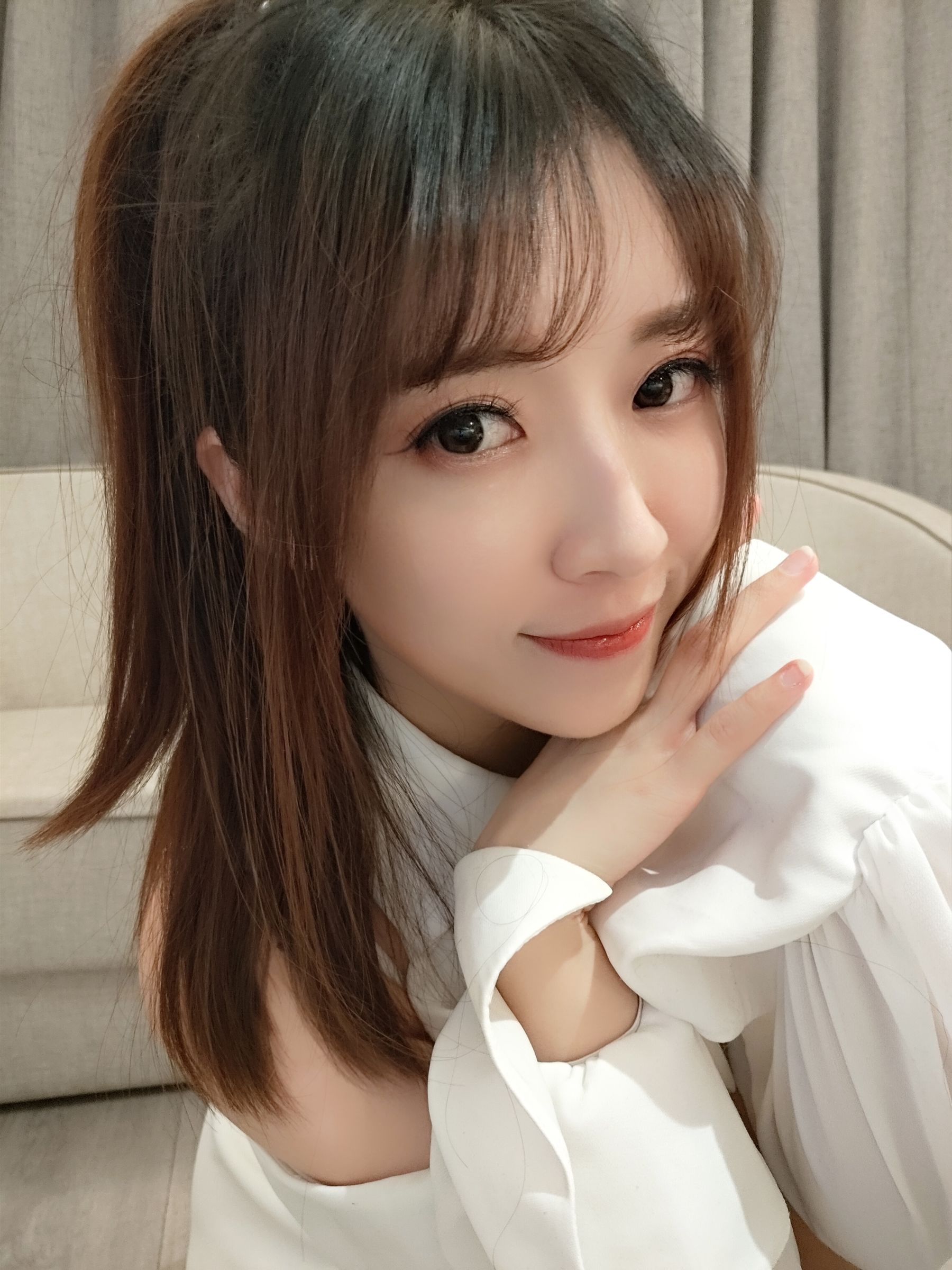 [COS福利] 斗鱼主播小女巫露娜 - 条纹提花白衬衣第7张