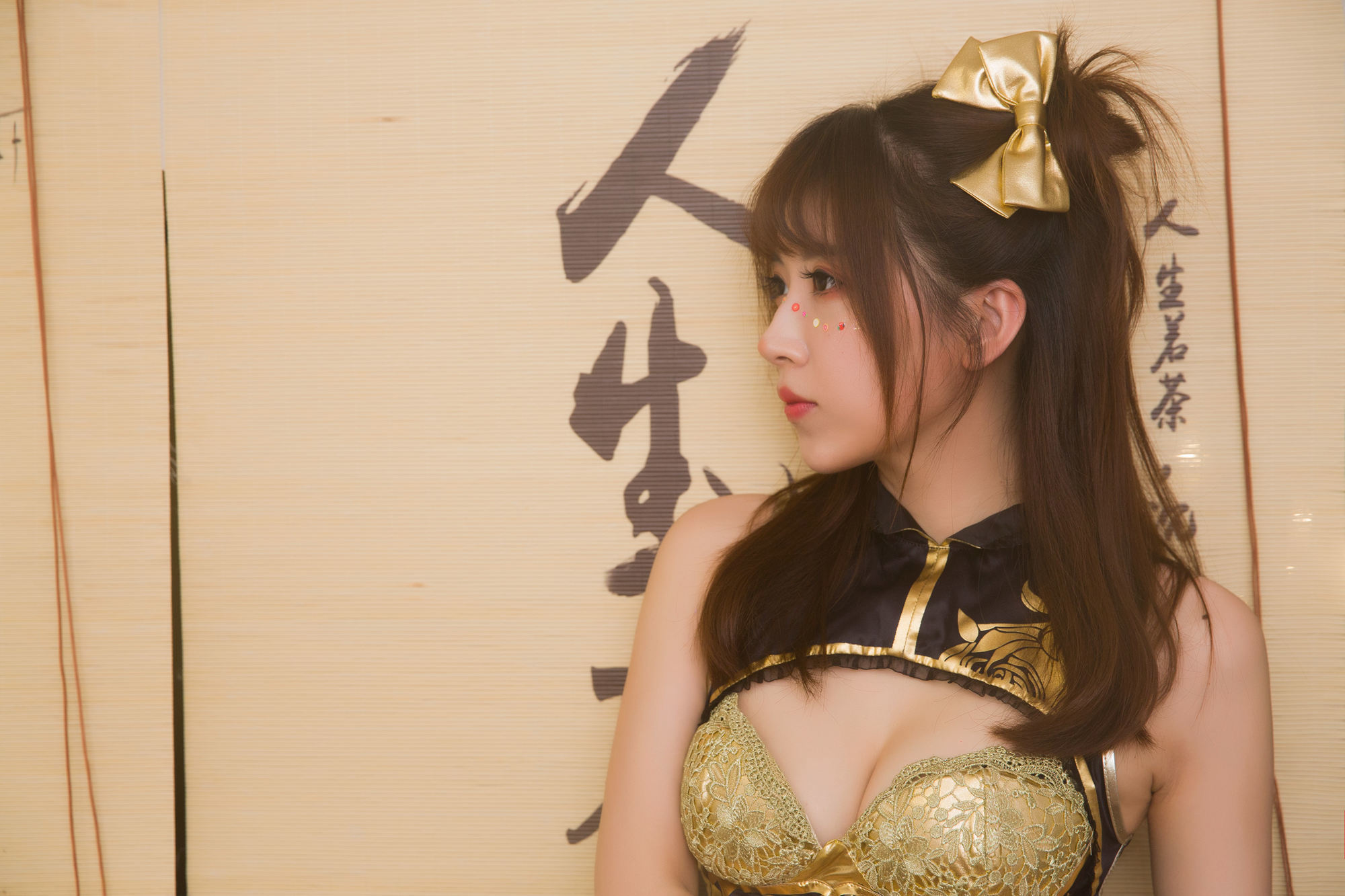 [COS福利] 斗鱼主播小女巫露娜 - 金丝旗袍第3张
