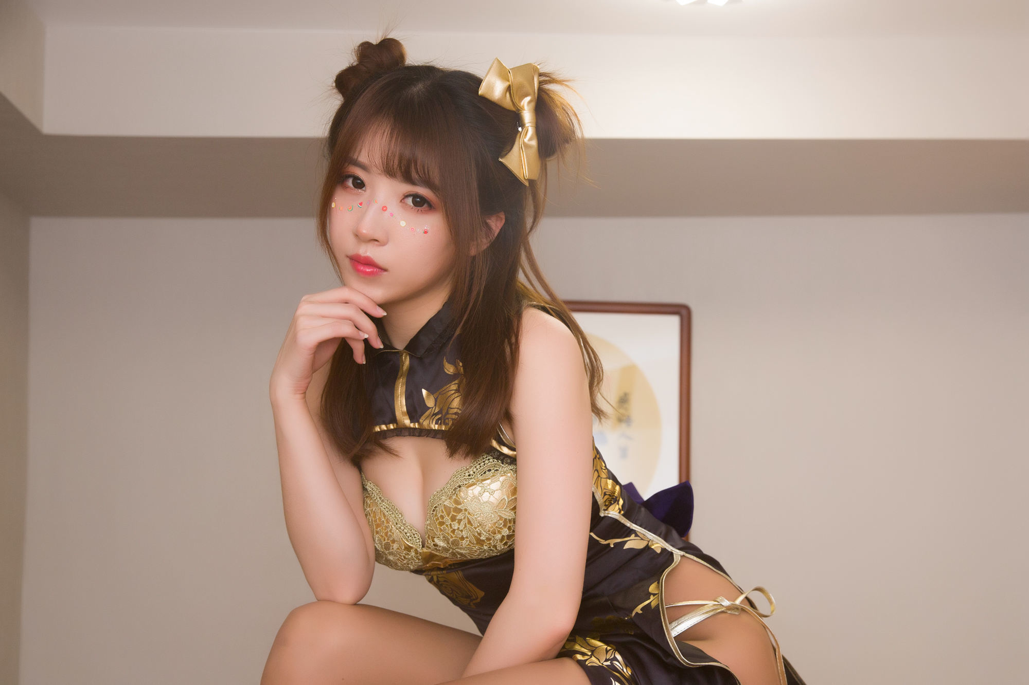 [COS福利] 斗鱼主播小女巫露娜 - 金丝旗袍第7张