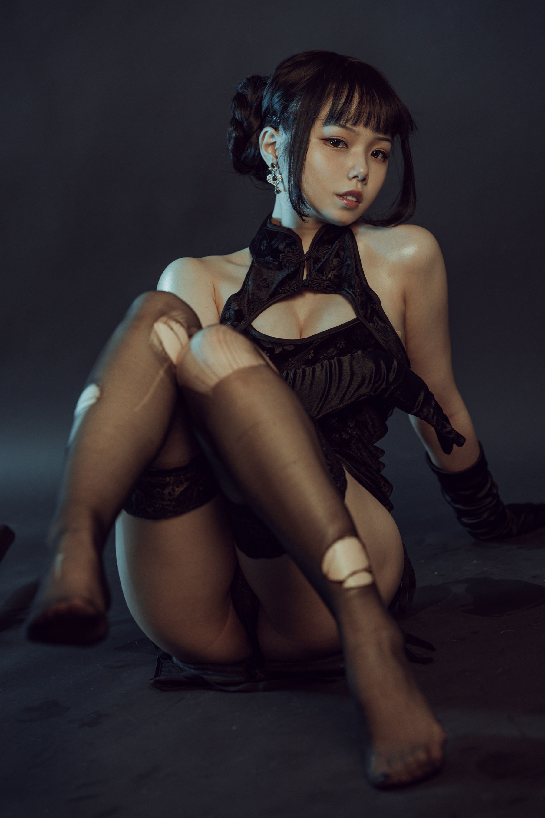 [网红COSER] 七月喵子 - 黑旗袍第11张