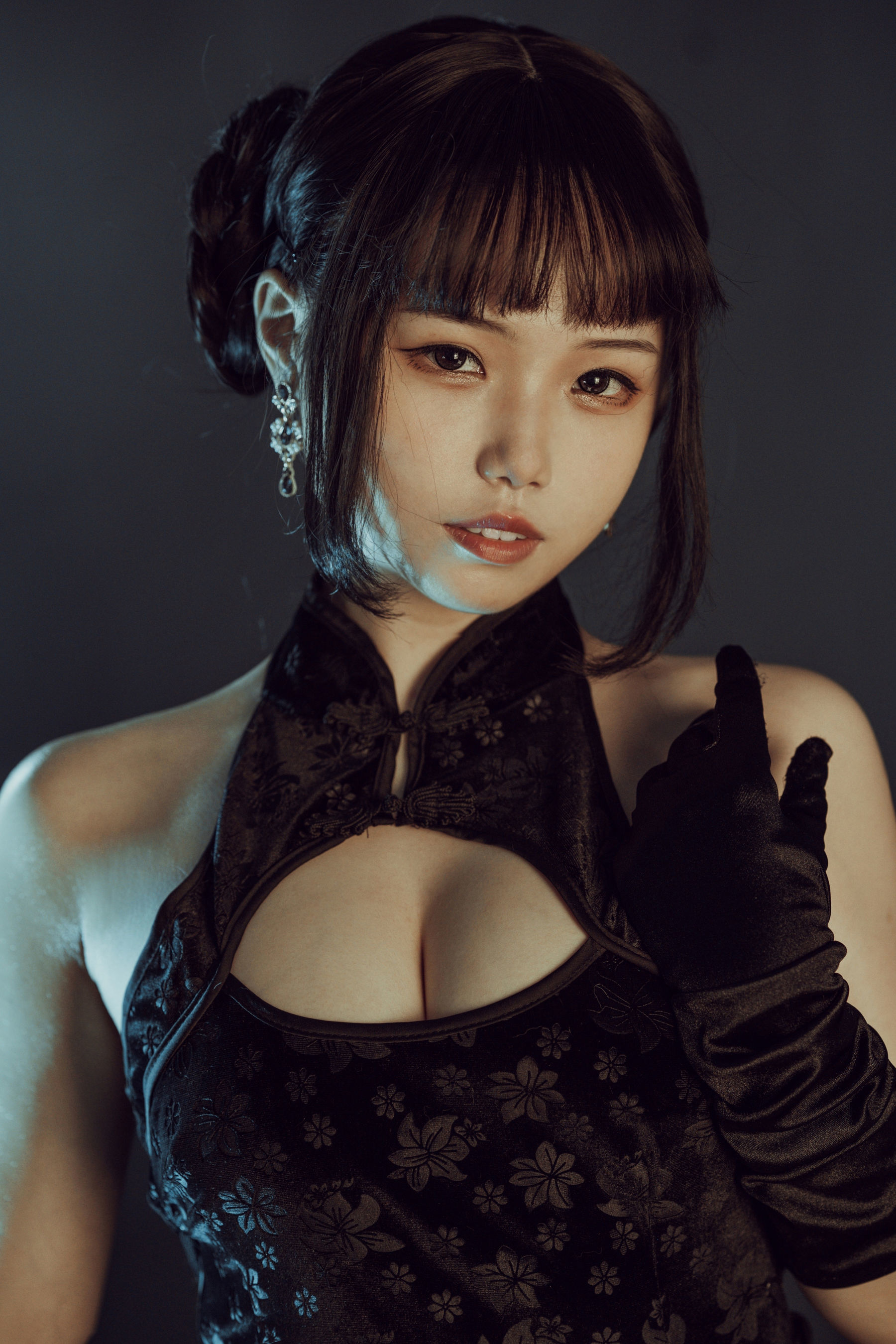 [网红COSER] 七月喵子 - 黑旗袍第9张