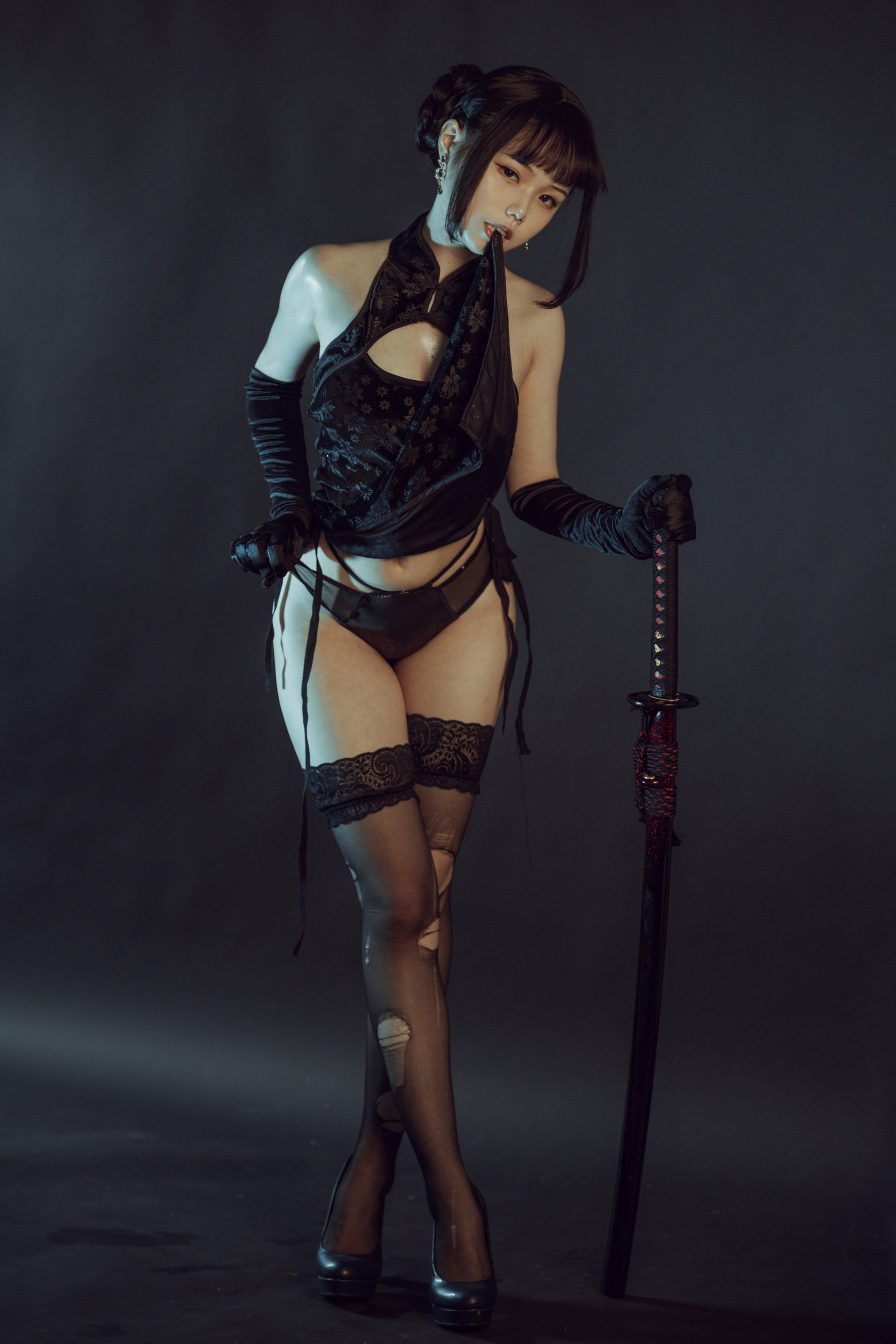 [网红COSER] 七月喵子 - 黑旗袍第5张