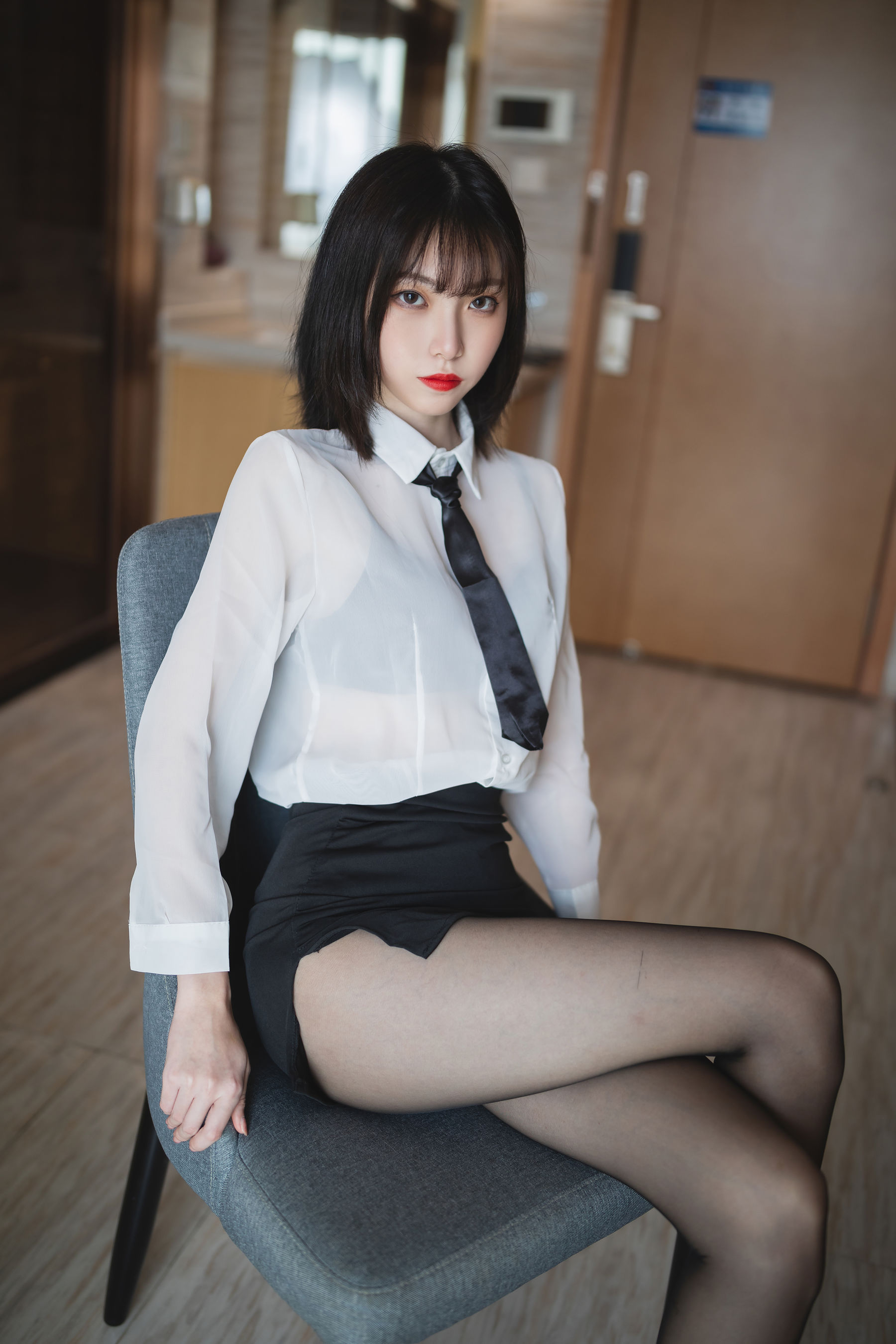 [福利COS] 许岚 - OL制服第1张