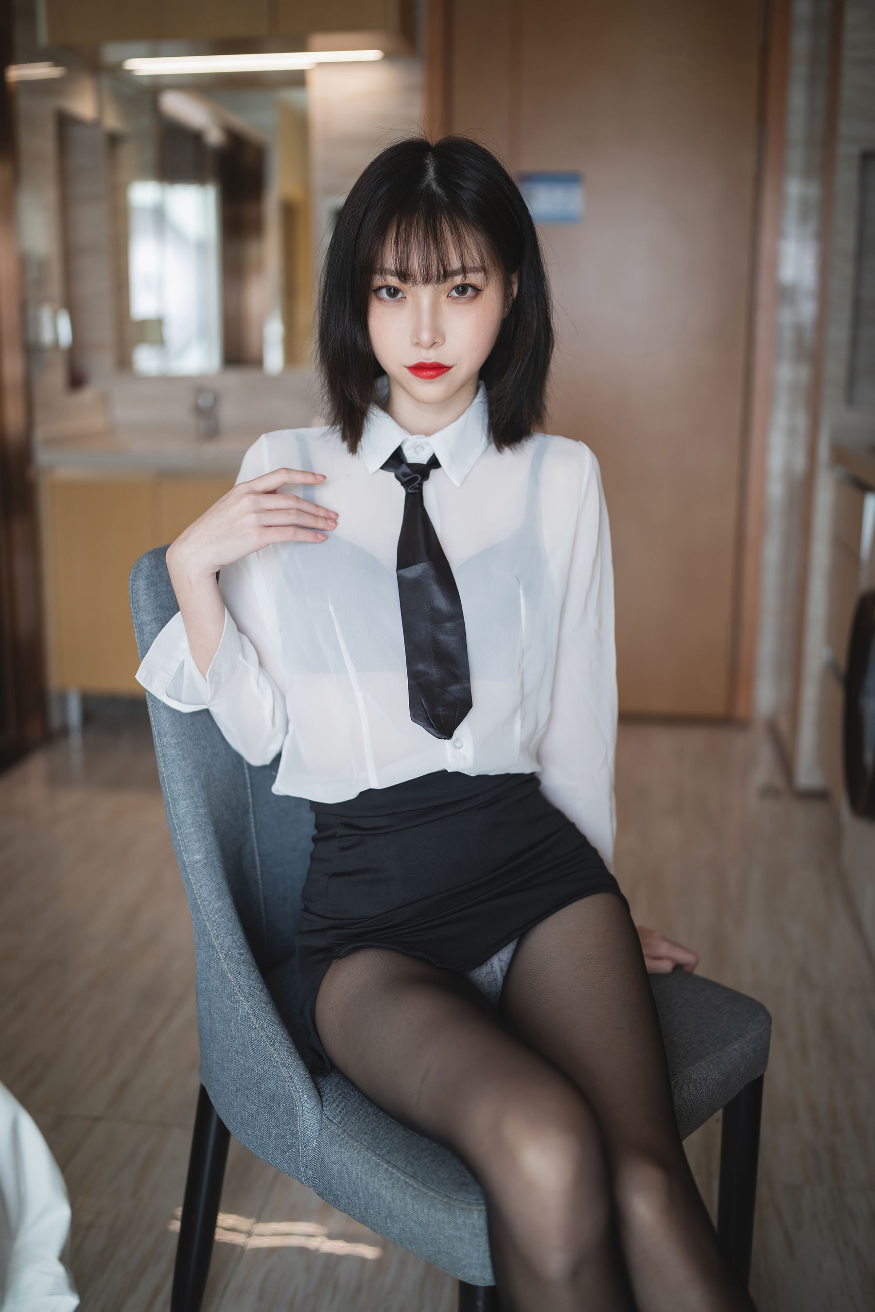 [福利COS] 许岚 - OL制服第1张