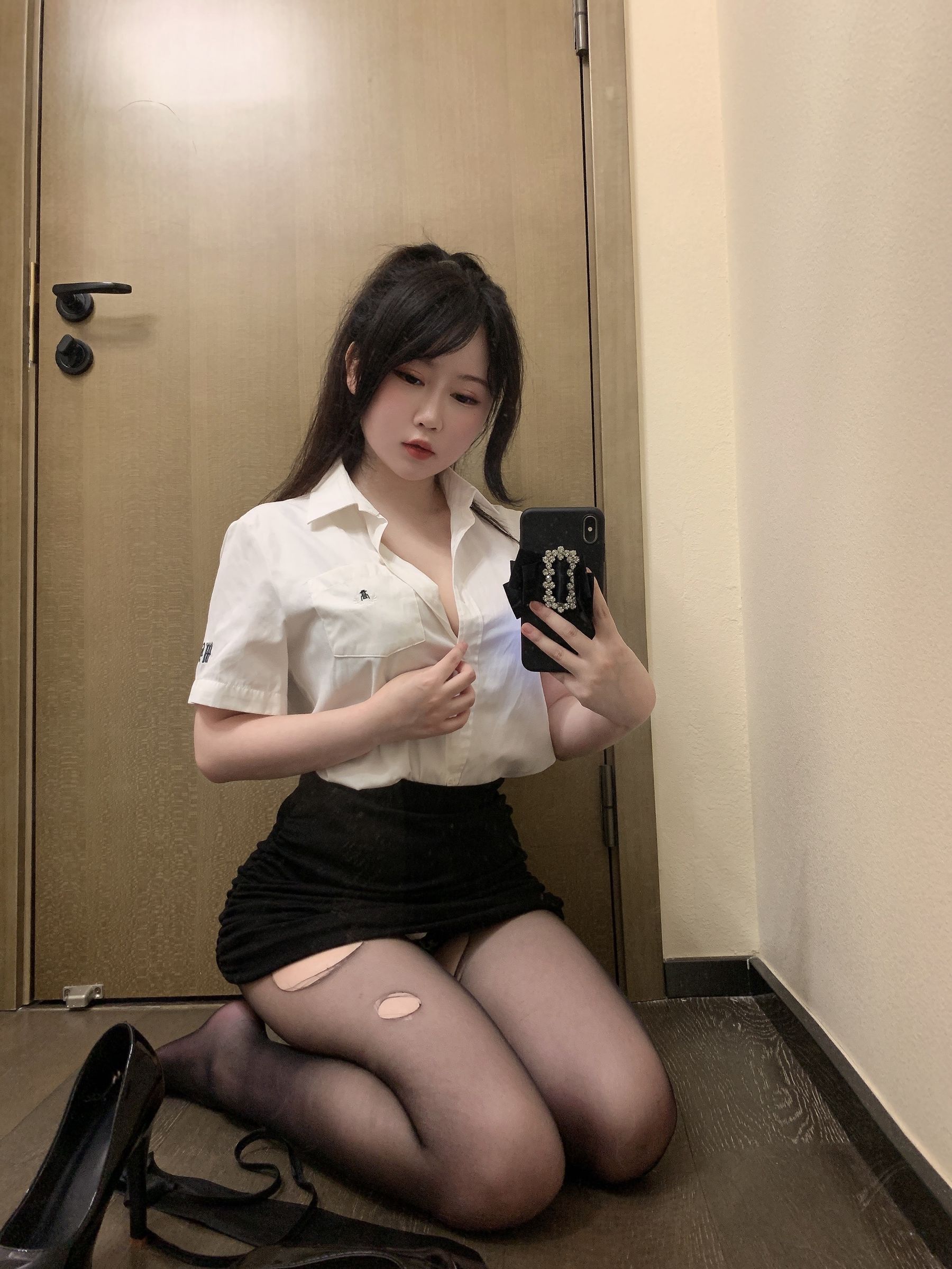 [福利COS] 蜜桃少女是依酱呀 - 刚入职的新人第4张