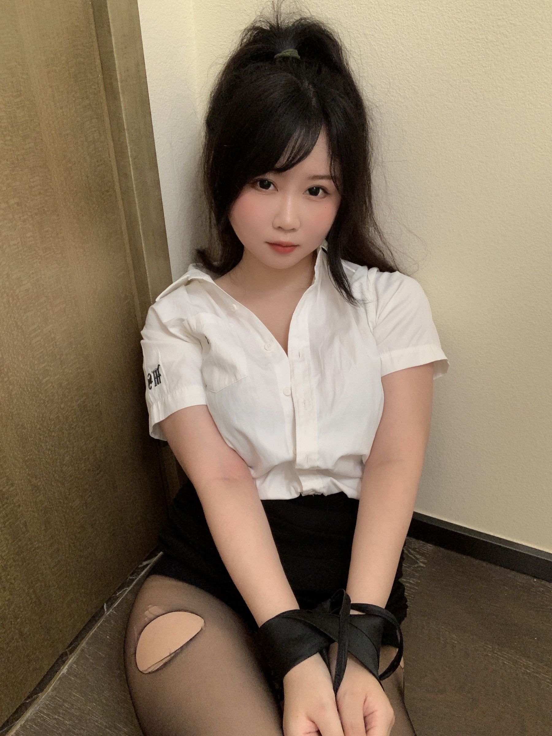 [福利COS] 蜜桃少女是依酱呀 - 刚入职的新人第1张
