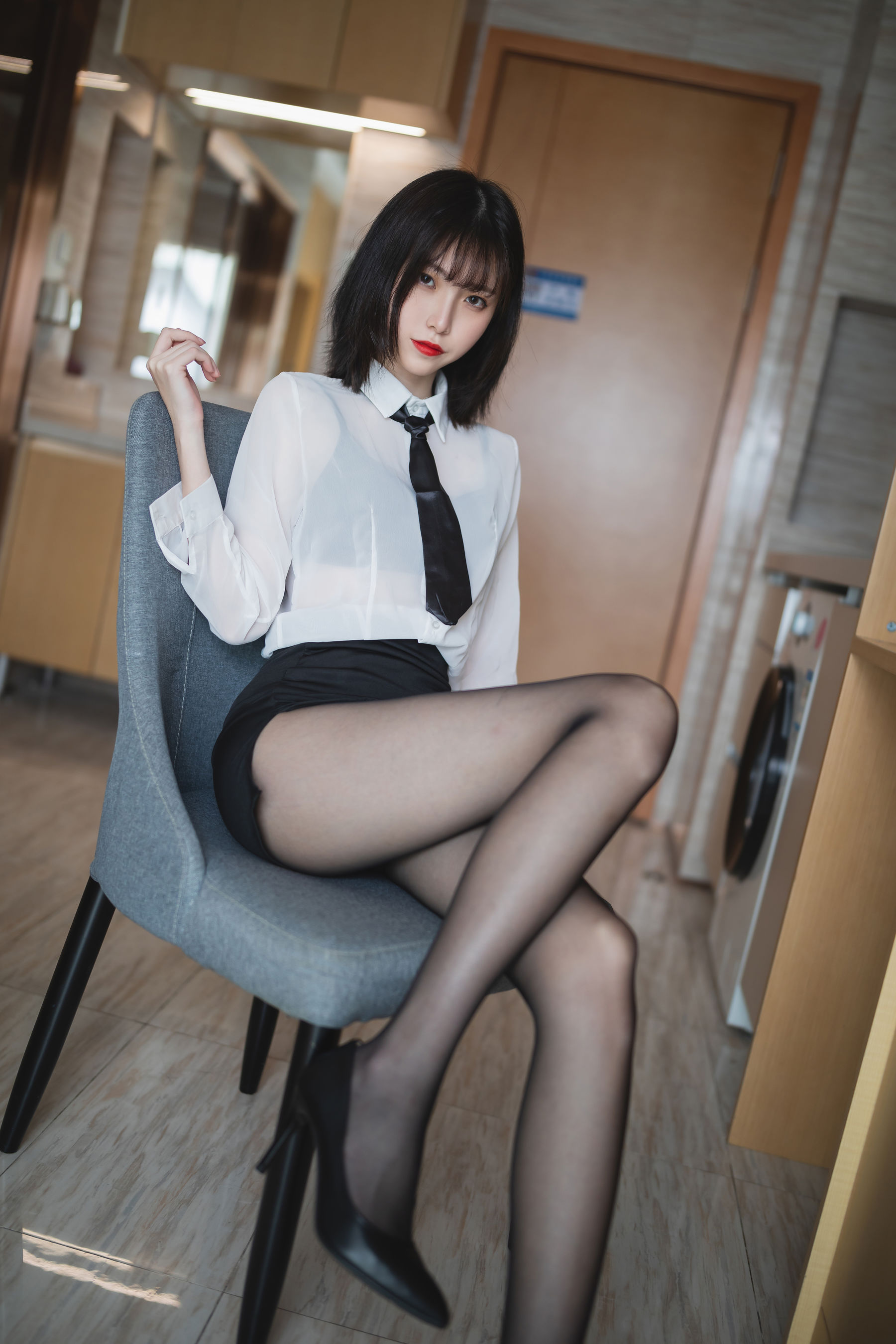 [福利COS] 许岚 - OL制服第1张