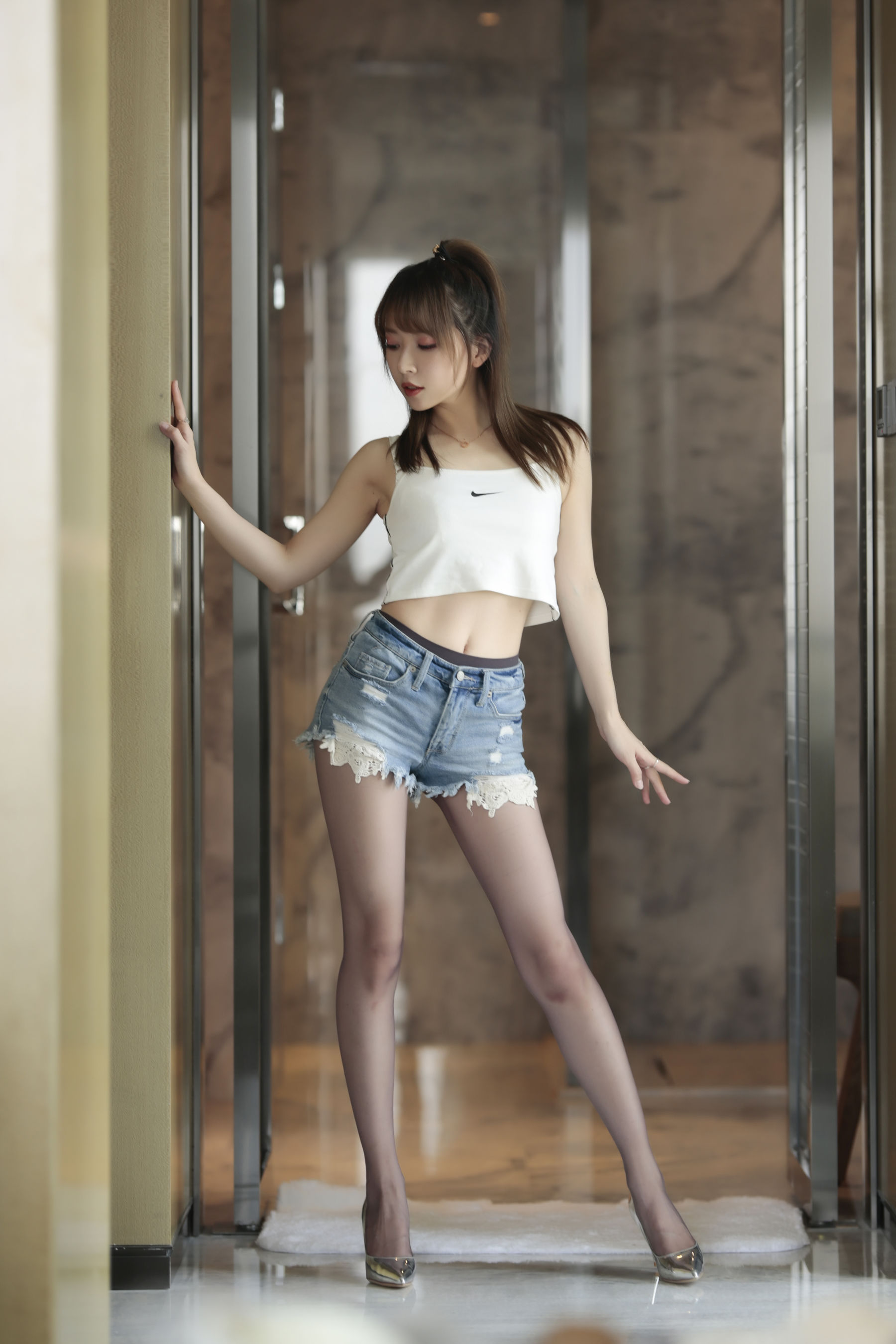 [福利COS] 斗鱼主播小女巫露娜 - 牛仔小裤裤第3张