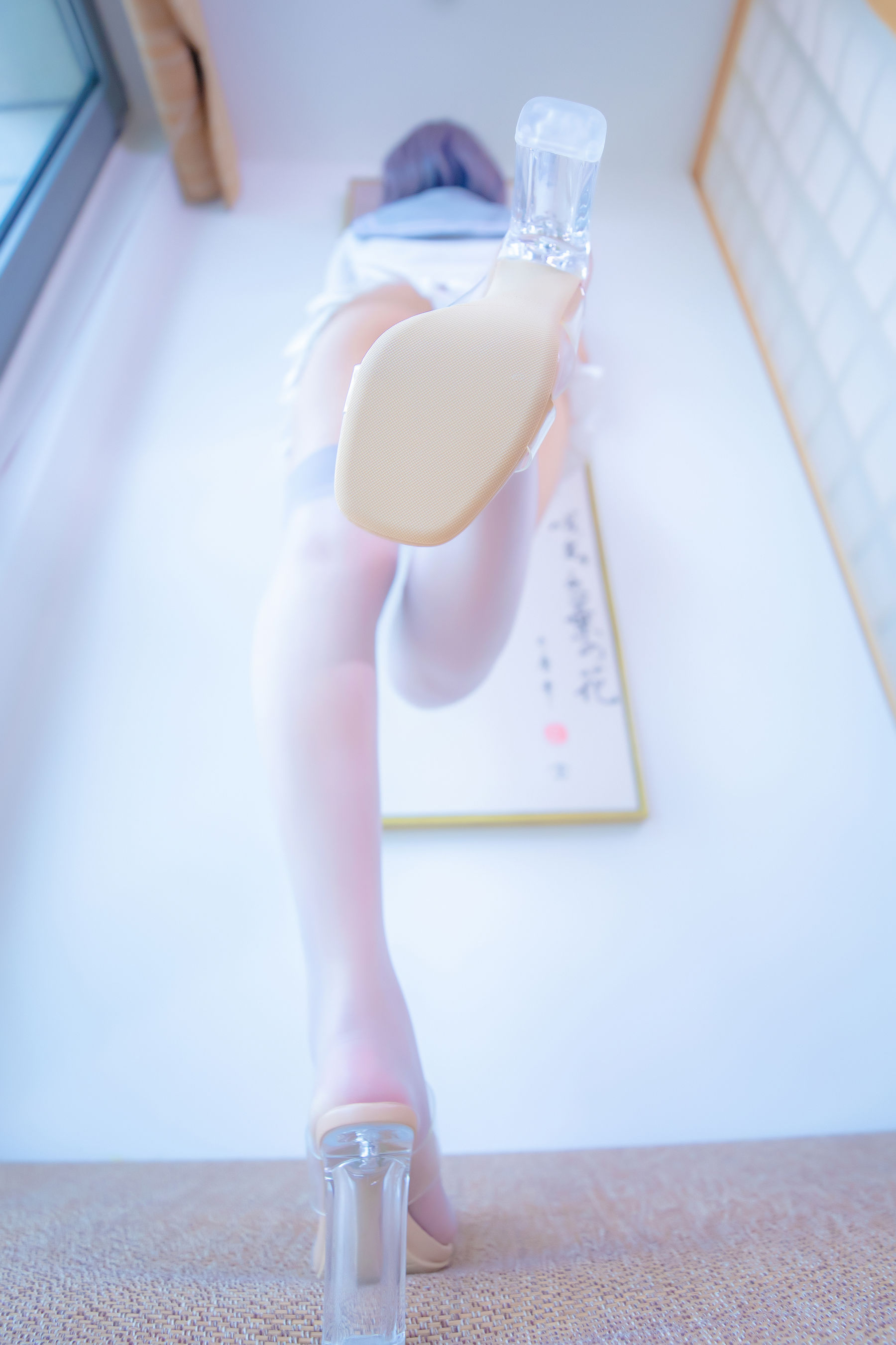 [福利COS] 神楽坂真冬 灰丝吊带JK第10张