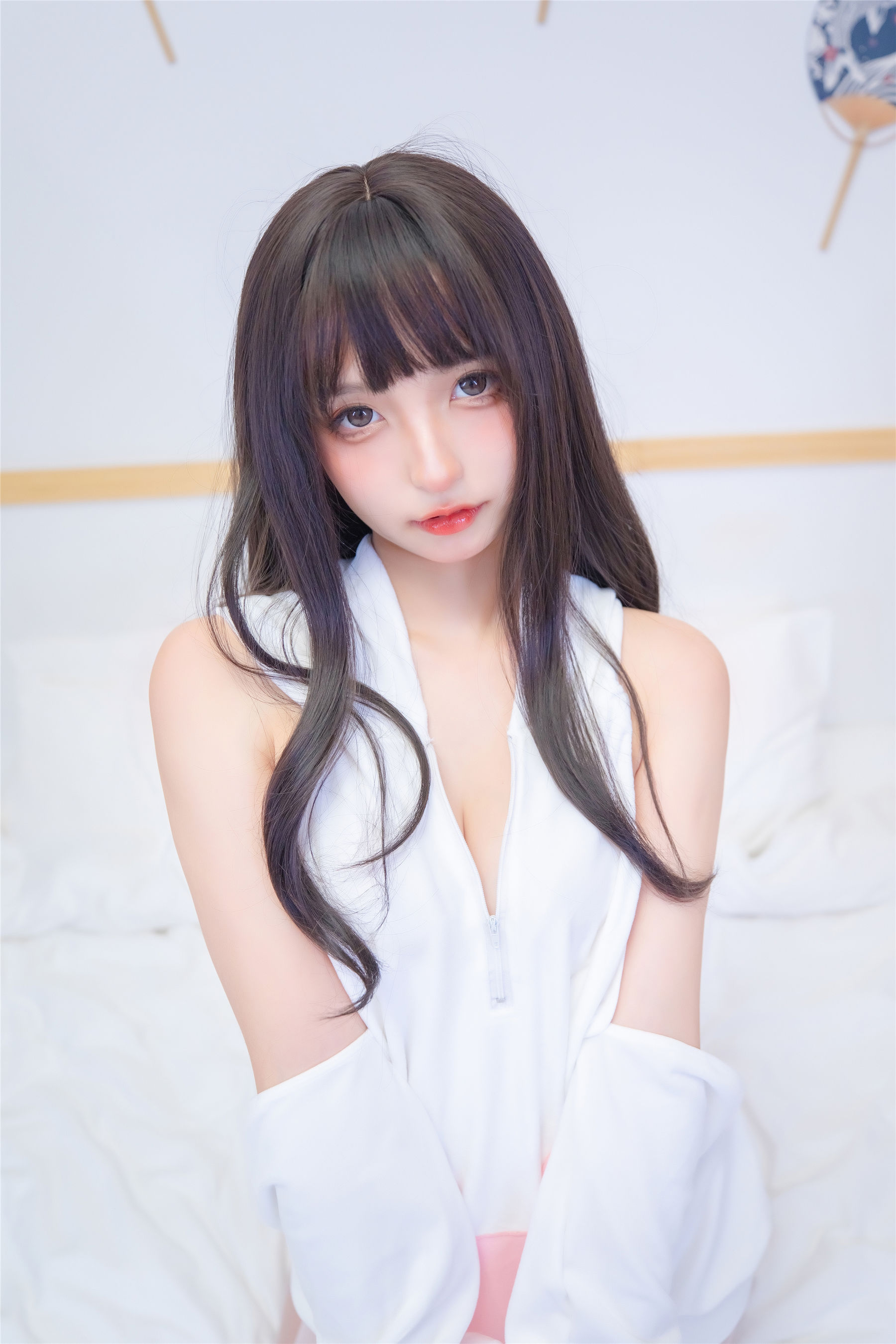 [网红COS] 萝莉神楽板真冬 白猫咪第1张
