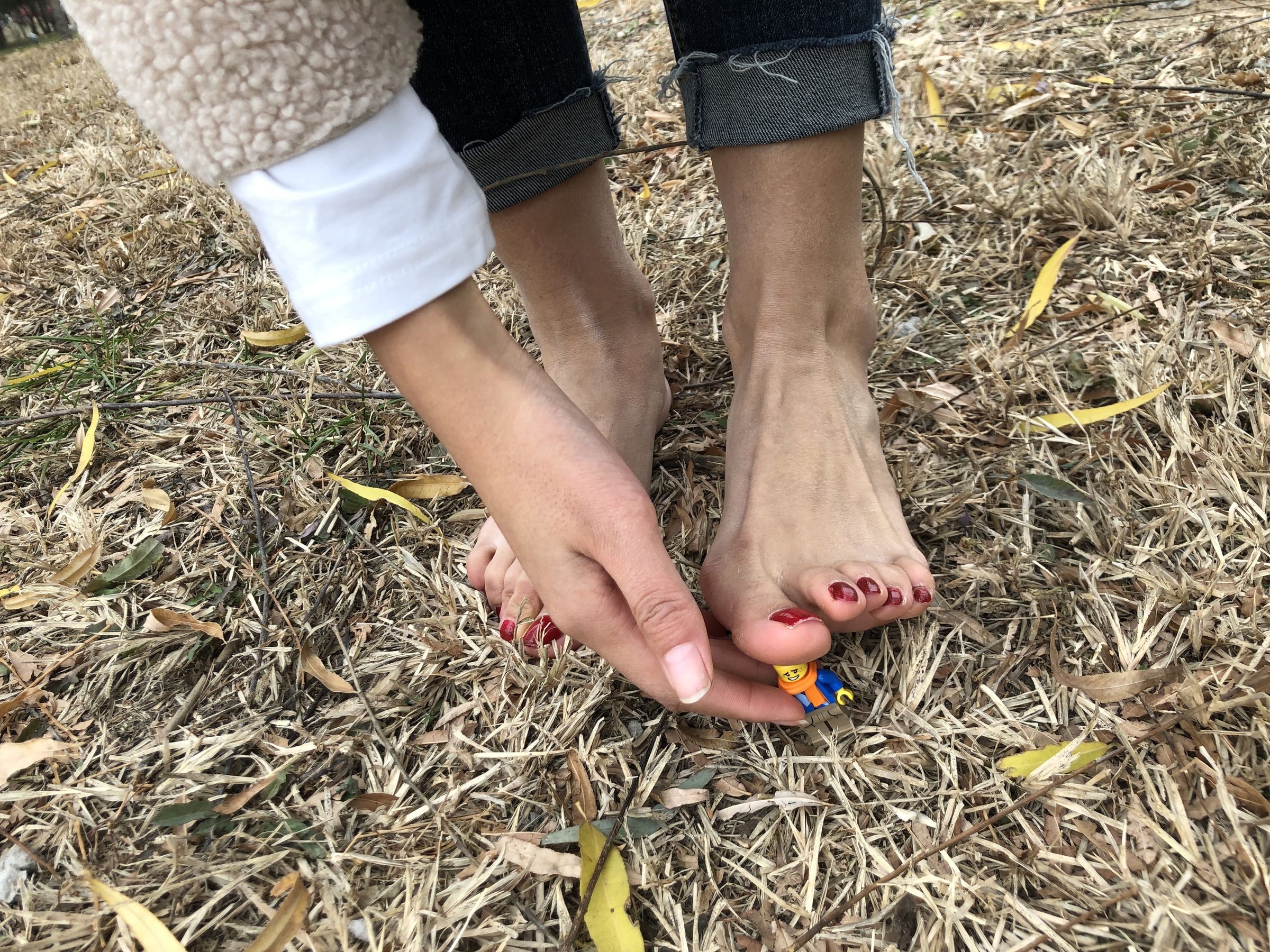 [福利COS] 安乔乔儿(Nia乔乔) No.010 红甲裸足第25张