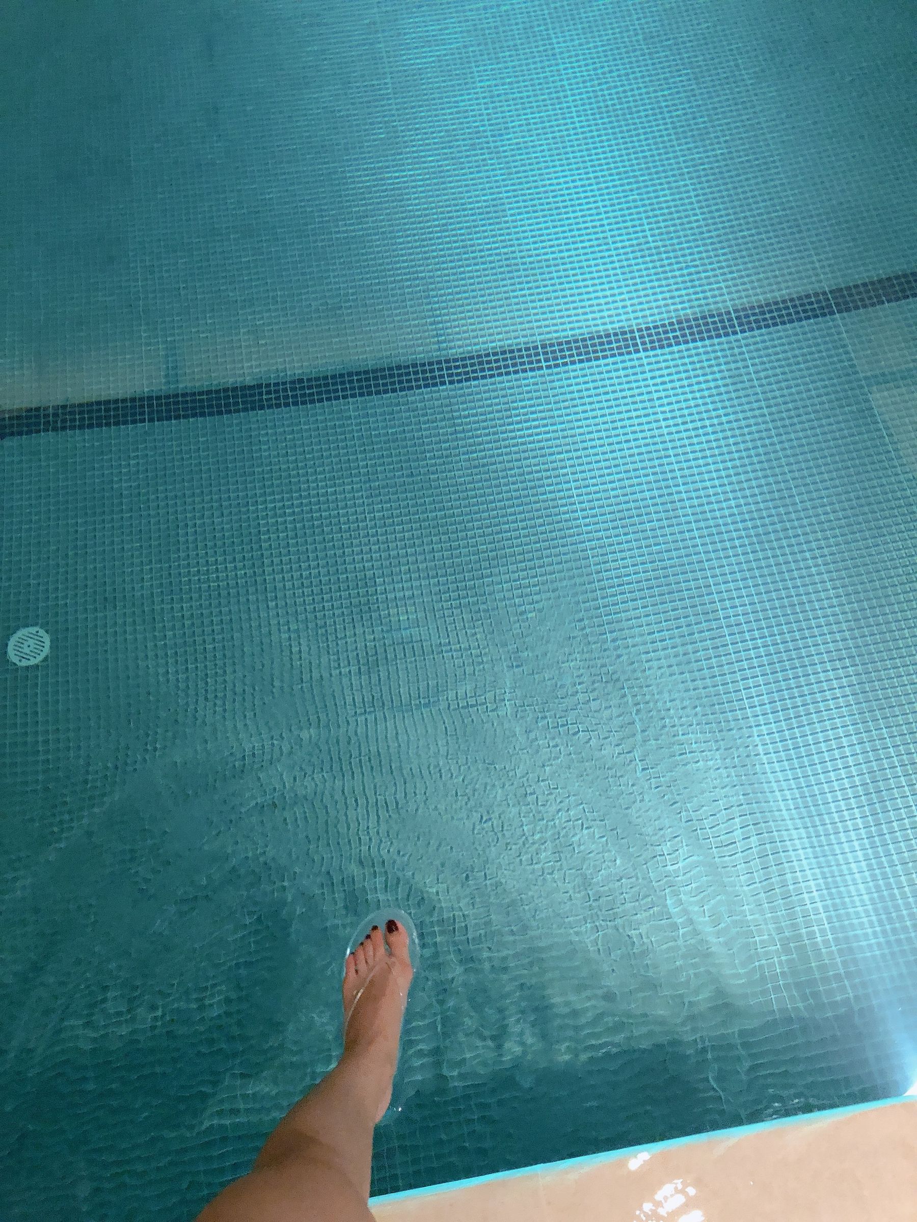 [福利COS] 安乔乔儿(Nia乔乔) No.012 泳池裸足第8张