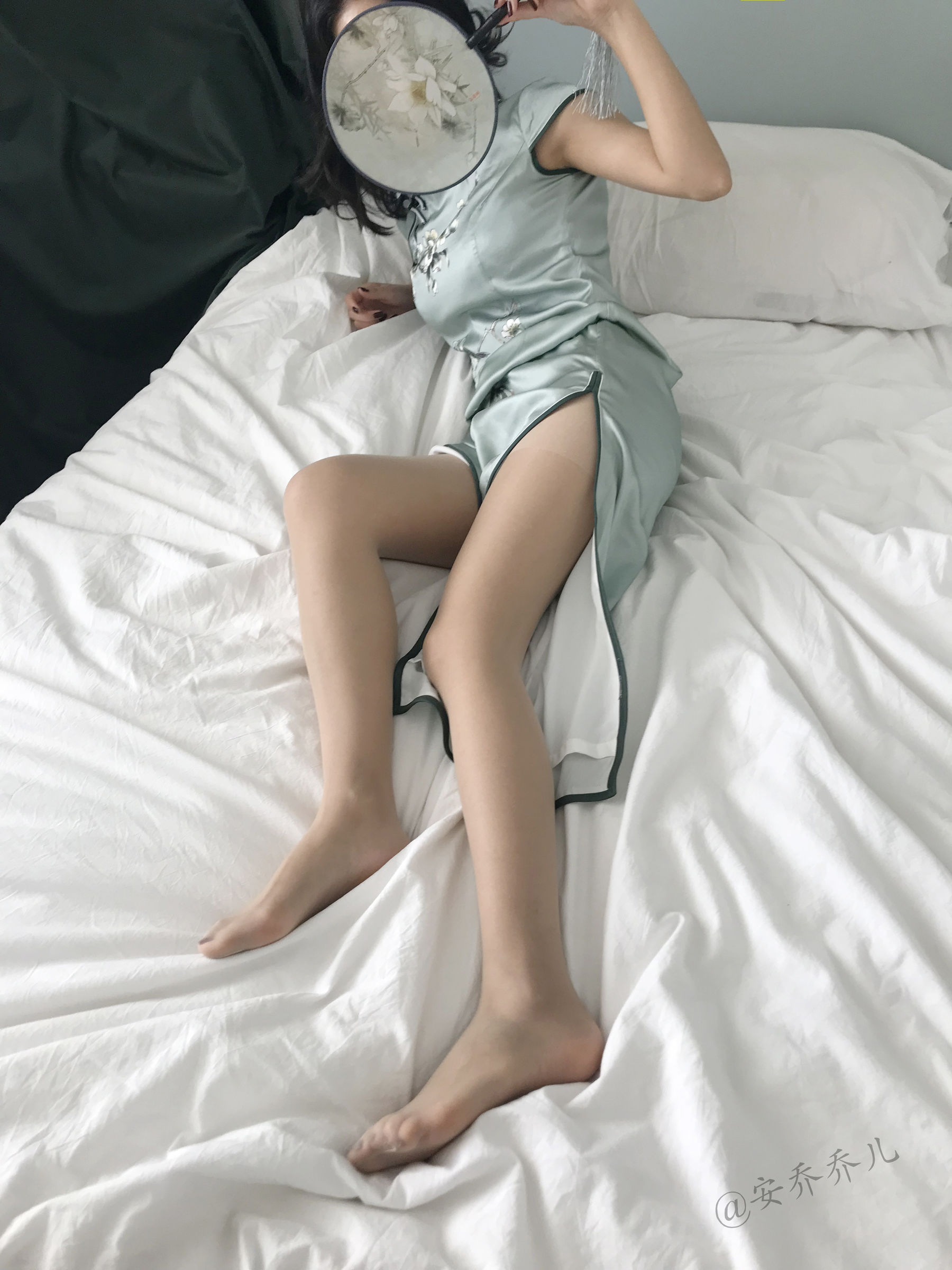 [福利COS] 安乔乔儿(Nia乔乔) No.017 安乔乔儿 黑丝旗袍第14张