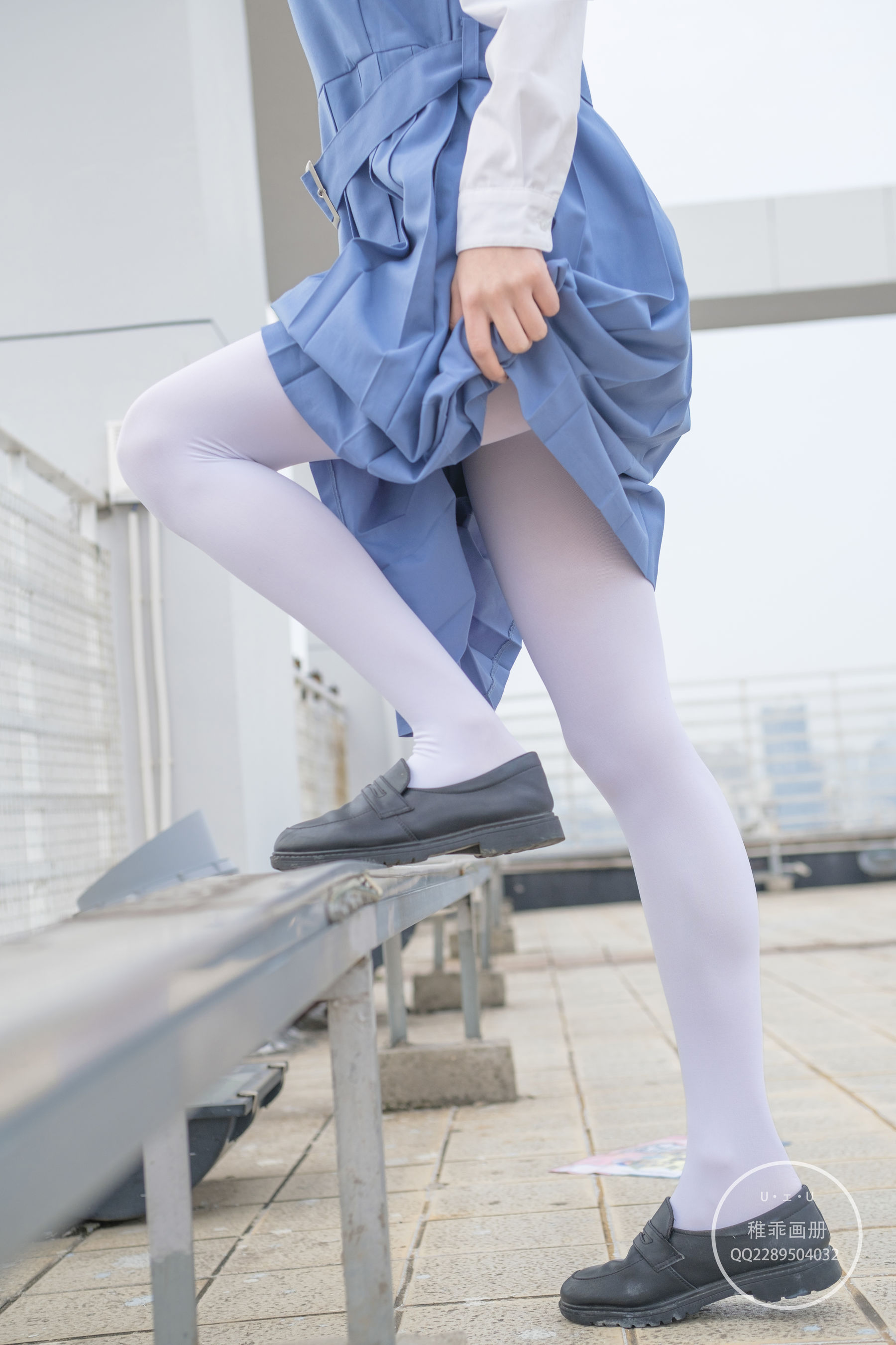 [福利COS] 柴系小乖(稚乖画册) - 夜夜 天台真空80D白丝第16张