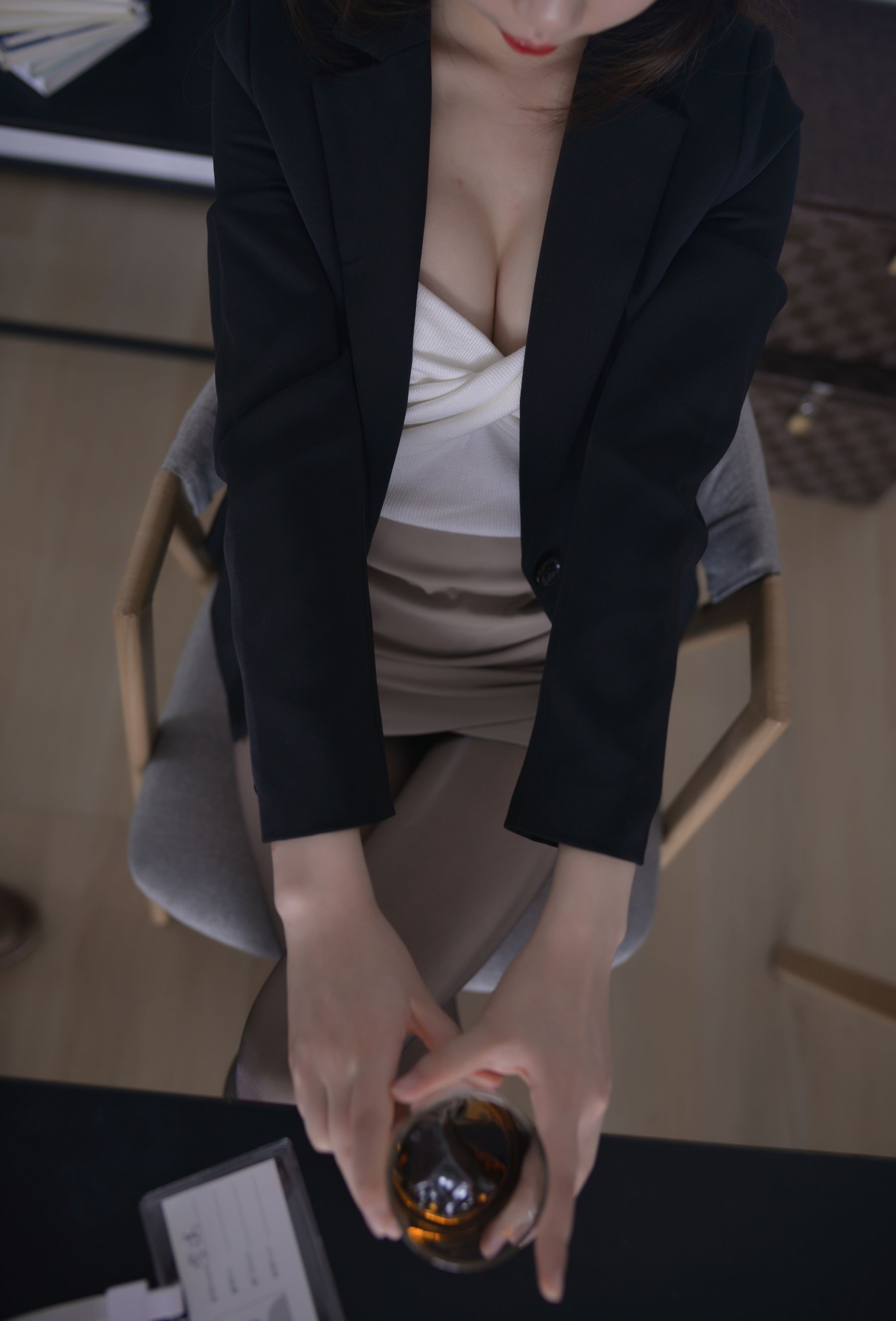 [福利COS] Cos小姐姐雪琪 - OL后辈出差第一天第4张