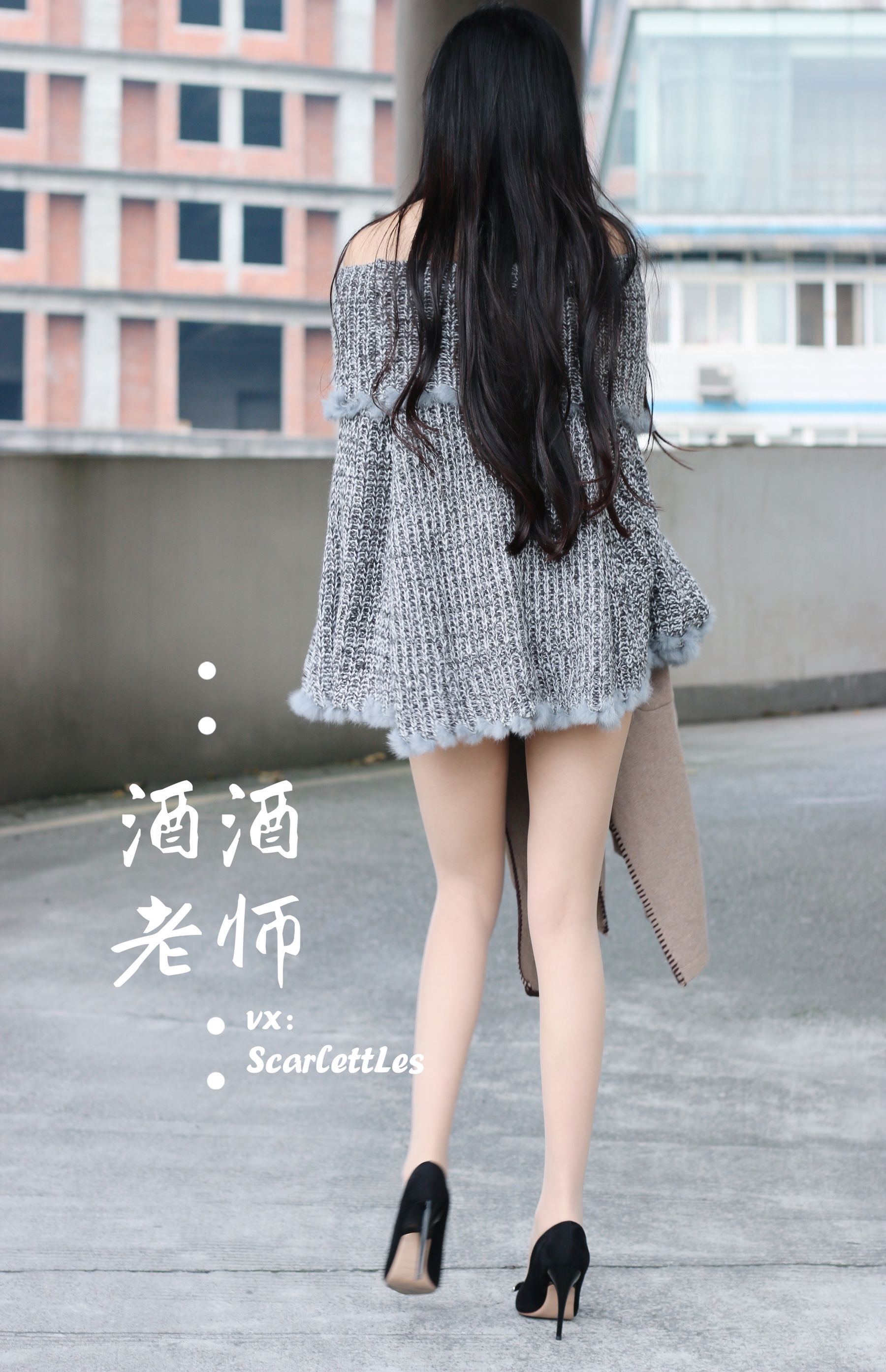 [福利COS] 酒酒老师 - 停车场里的超短裙第16张