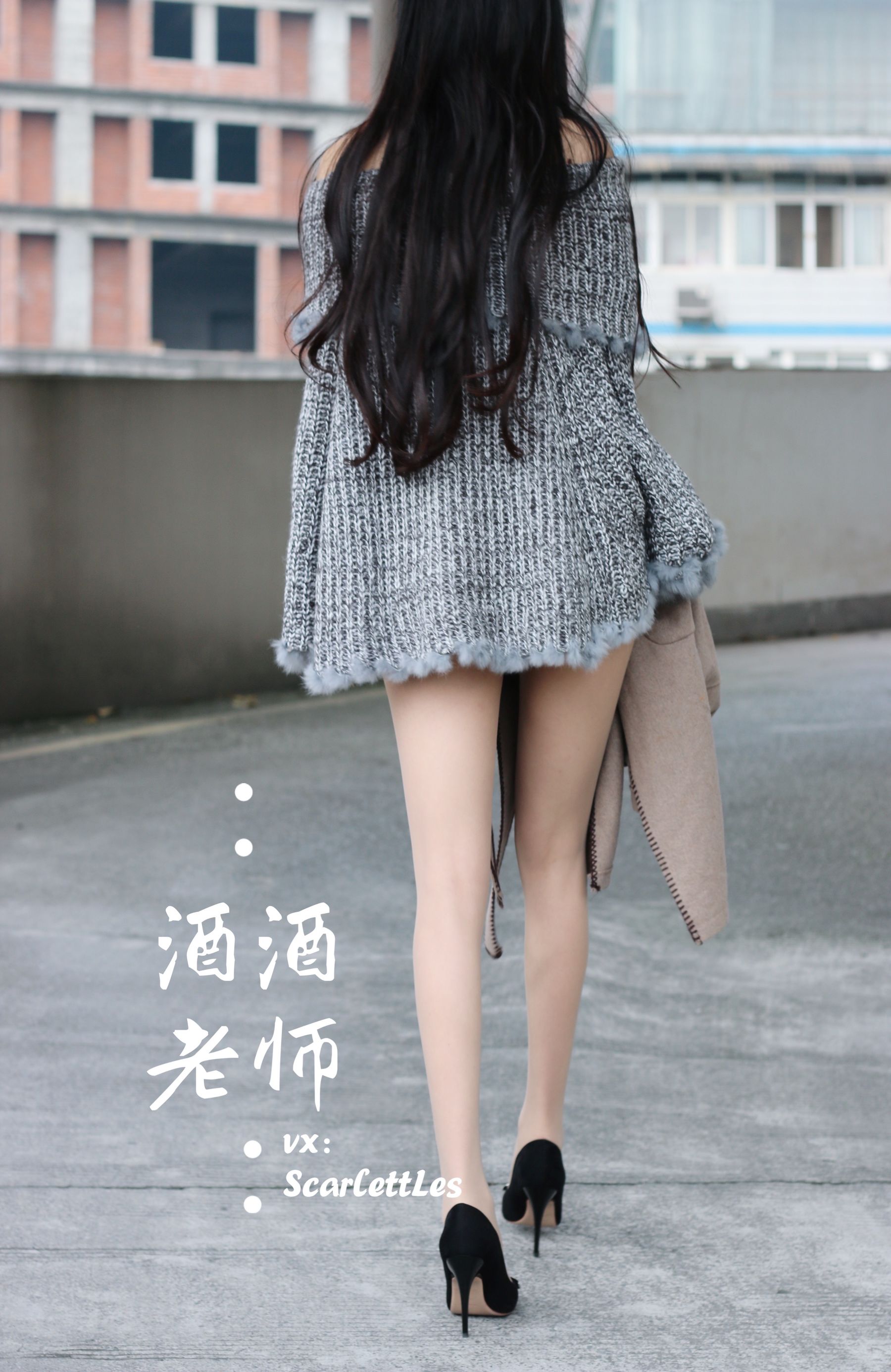 [福利COS] 酒酒老师 - 停车场里的超短裙第14张