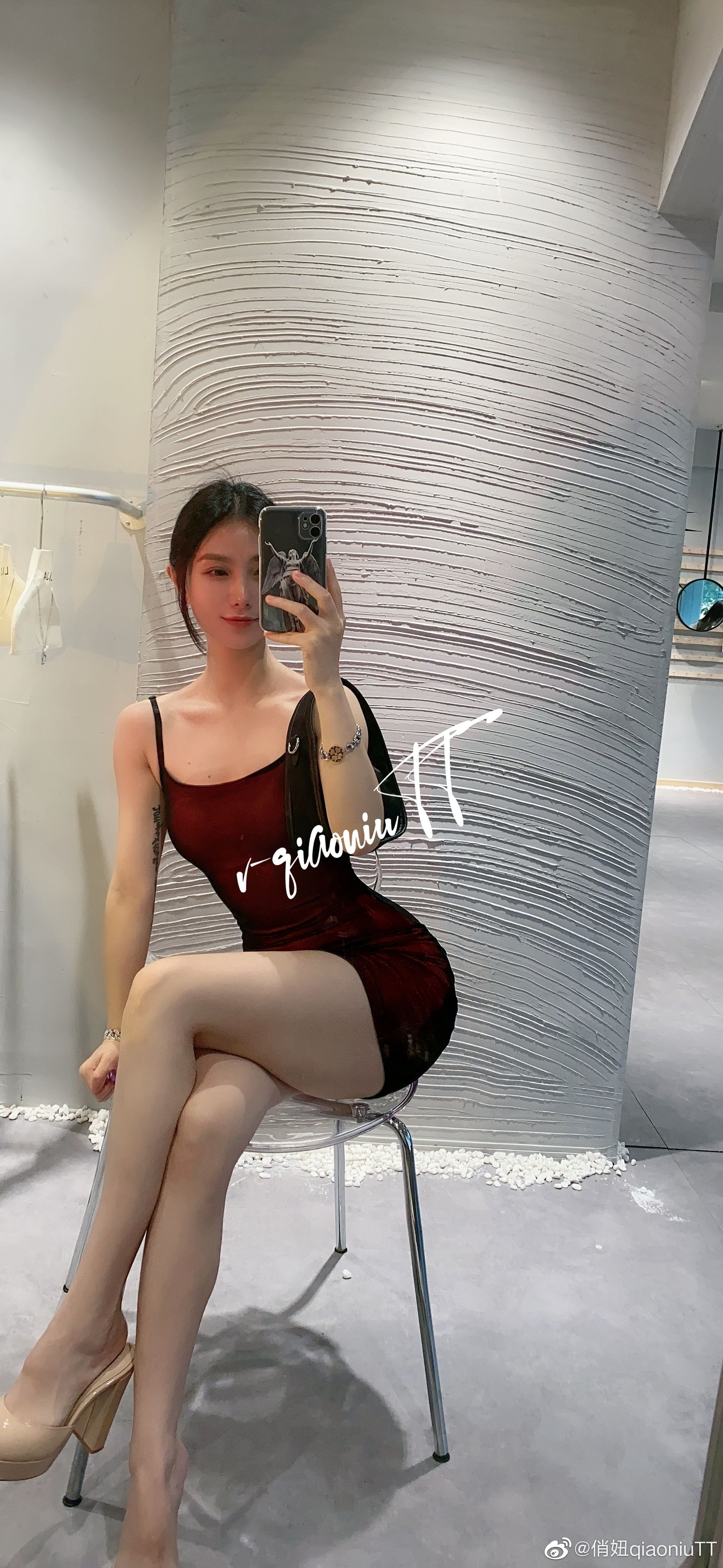 [福利COS] 俏妞qiaoniuTT - 丝袜长腿翘臀 视图合集第25张