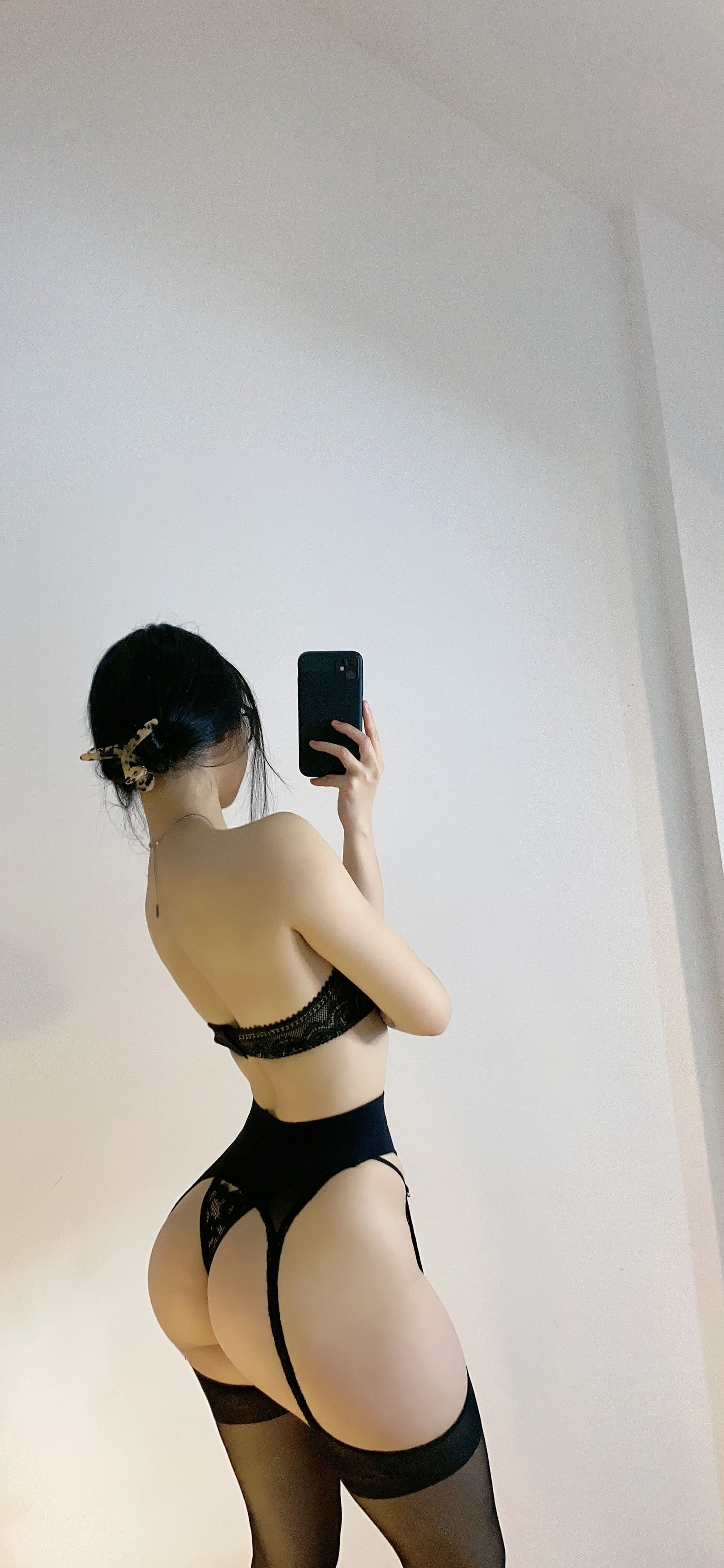 [福利COS] 俏妞qiaoniuTT - 丝袜长腿翘臀 视图合集第68张