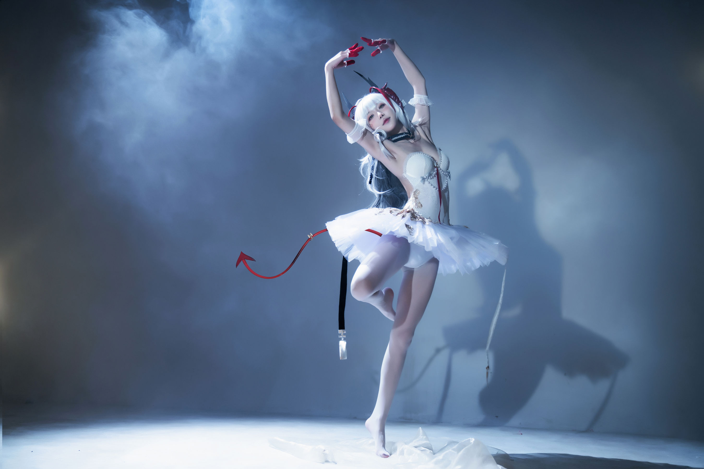 [福利COS] 动漫博主阿包也是兔娘 - 明日方舟 芭蕾第1张