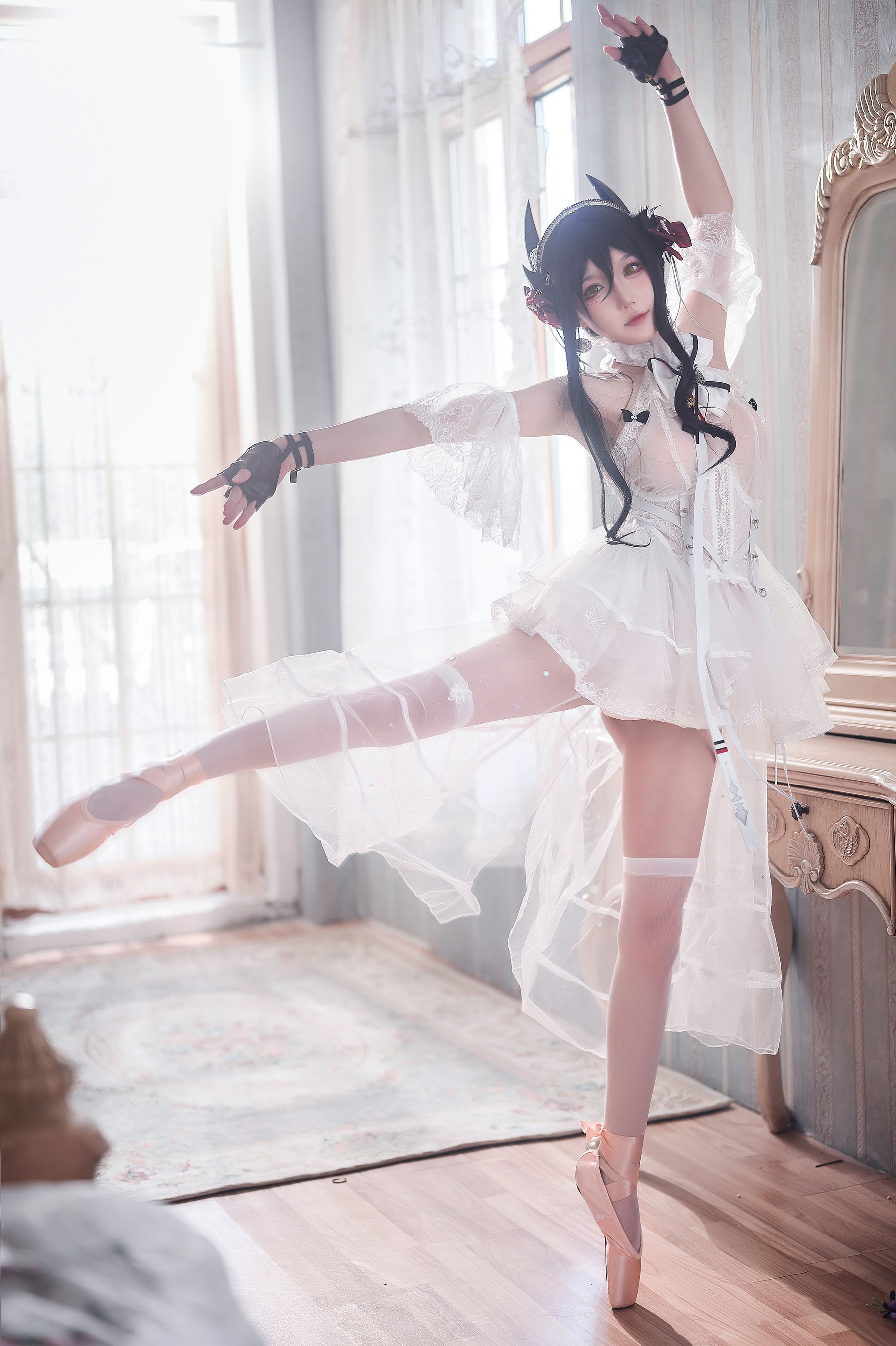 [福利COS] 动漫博主阿包也是兔娘 - 明日方舟 伊内斯芭蕾第6张