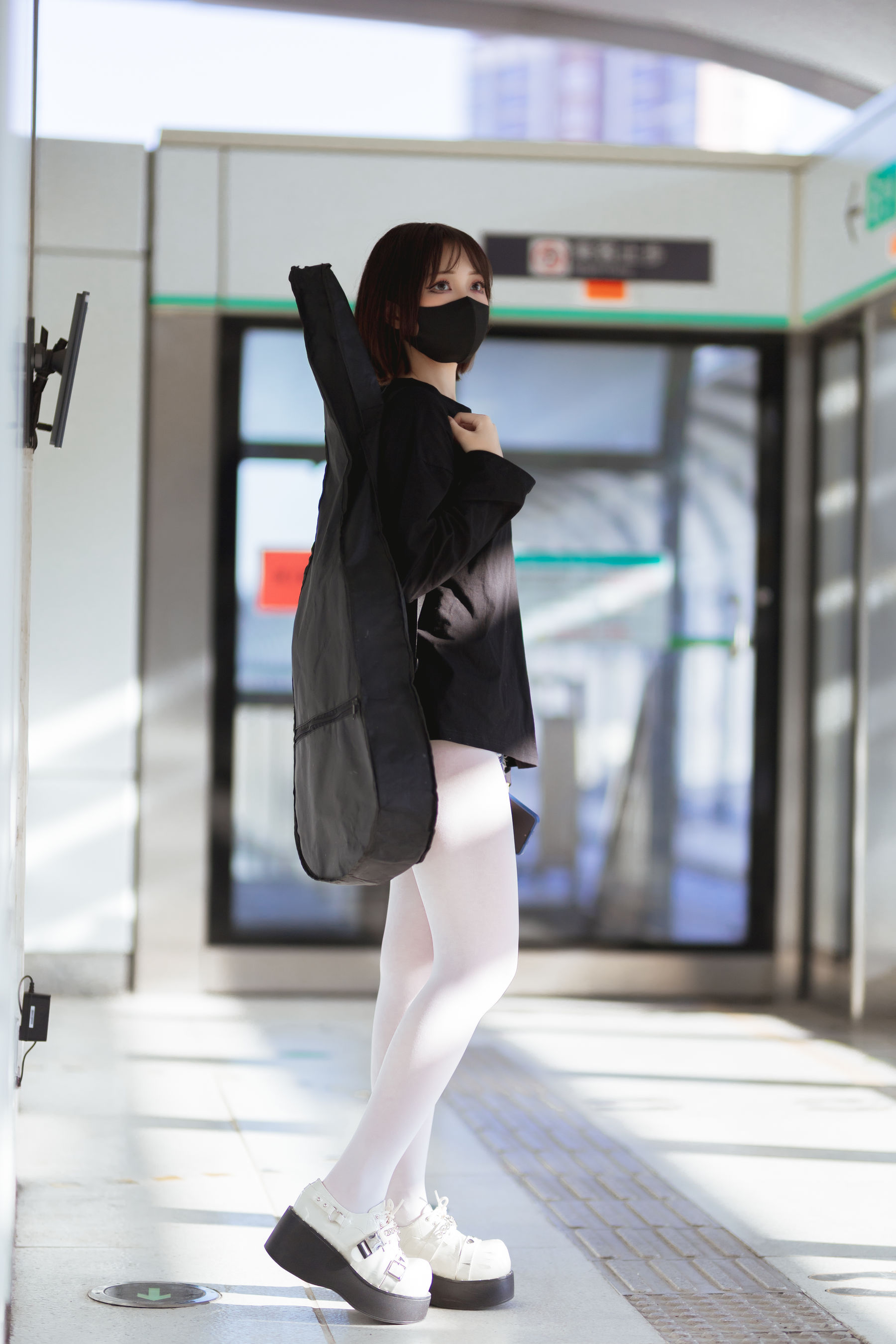 [福利COS] 洛桑w伊梓 - 地铁吉他第4张