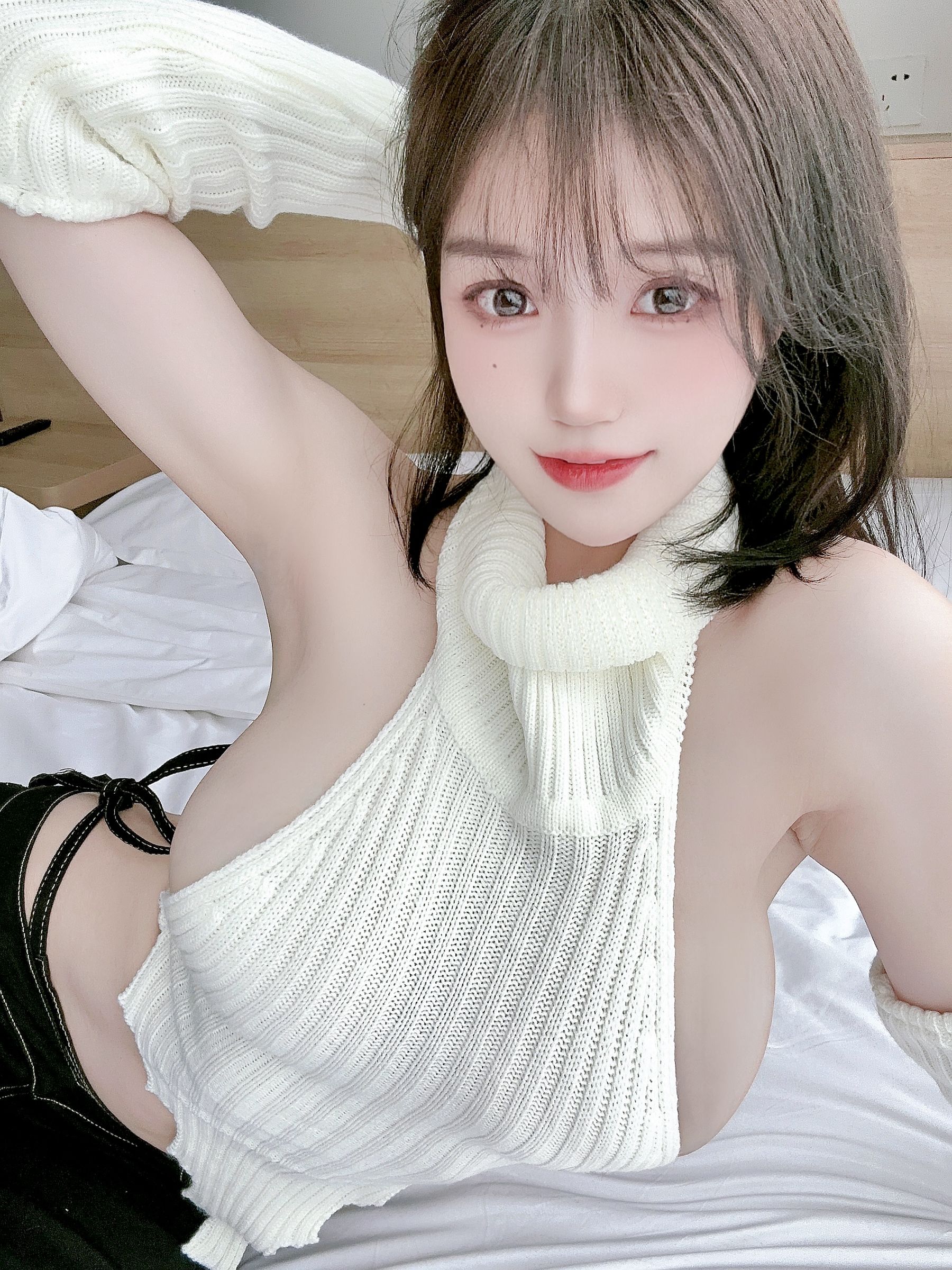 [福利COS] 动漫博主小仓千代w 2022-12-14 白色露背毛衣第5张