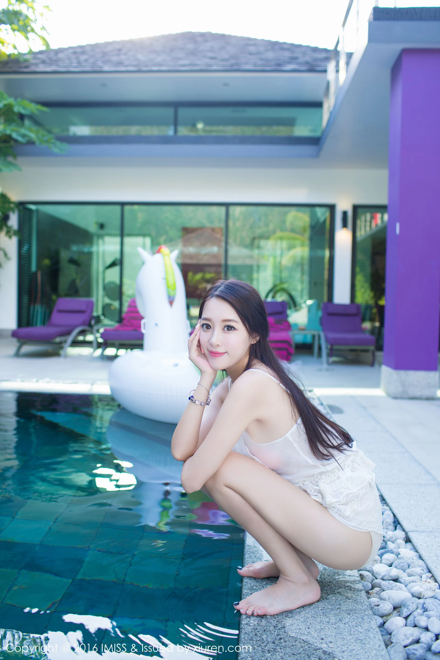  王曼妮好Q 《街拍+泳池旁小清新系列》爱蜜社IMiss Vol.141第14张