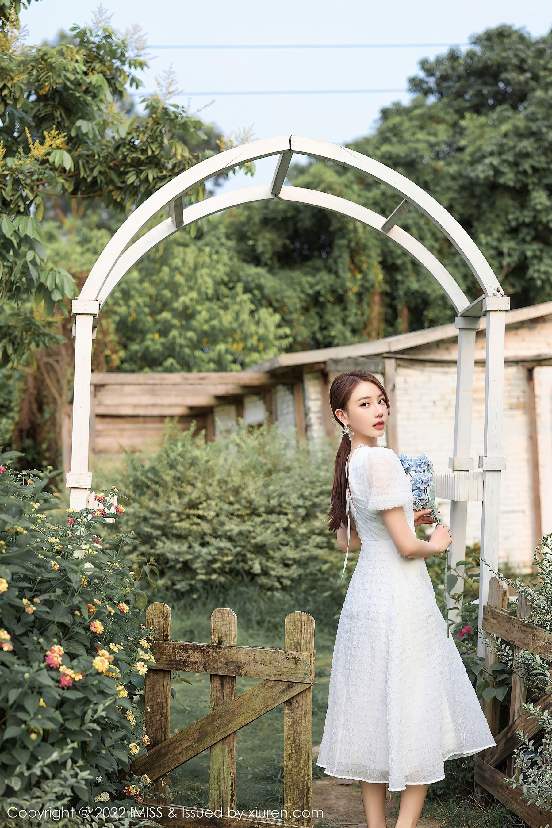  爱蜜社 VOL.682 Lynn刘奕宁 户外美腿第4张