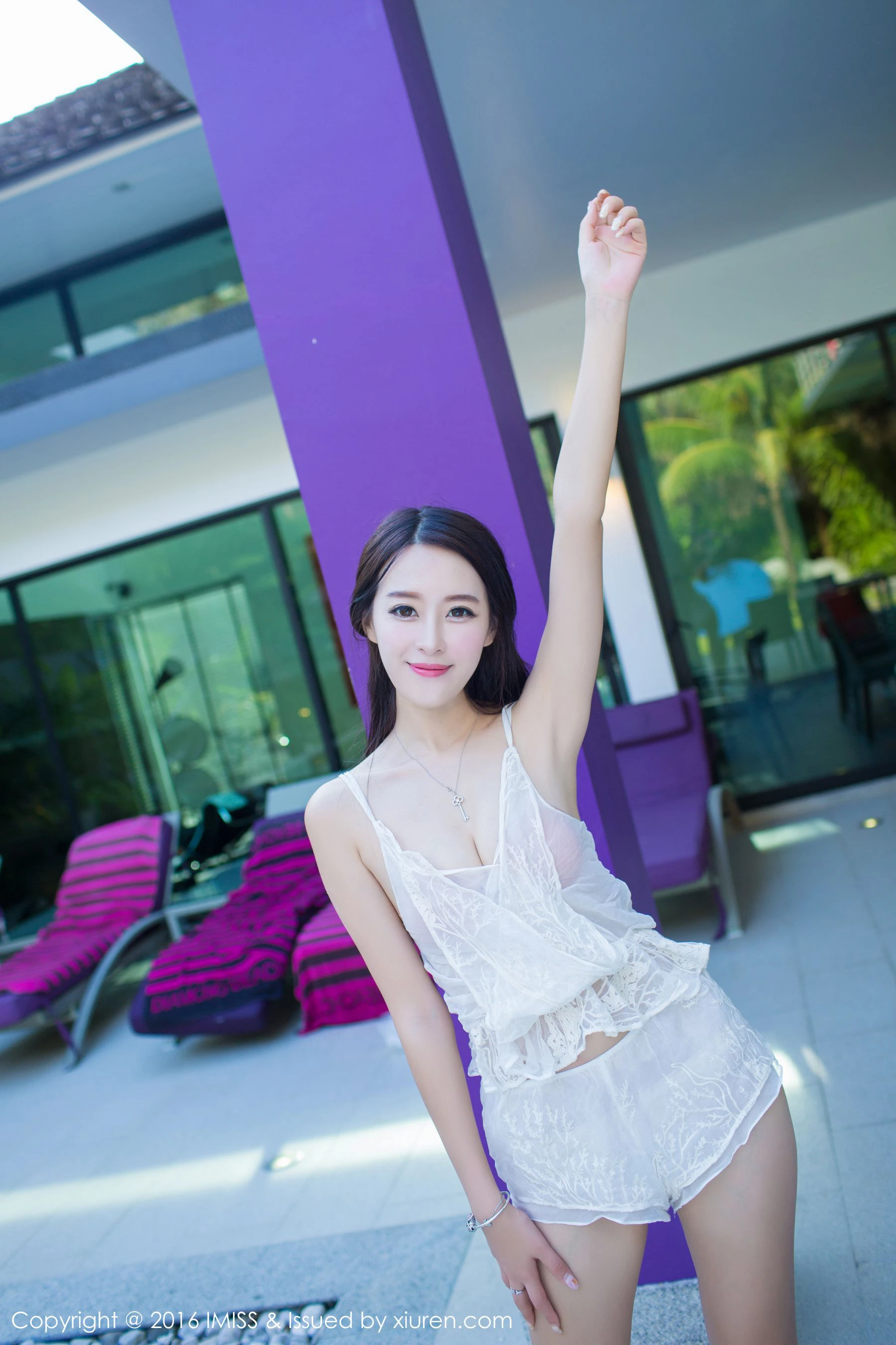  王曼妮好Q 《街拍+泳池旁小清新系列》爱蜜社IMiss Vol.141第8张