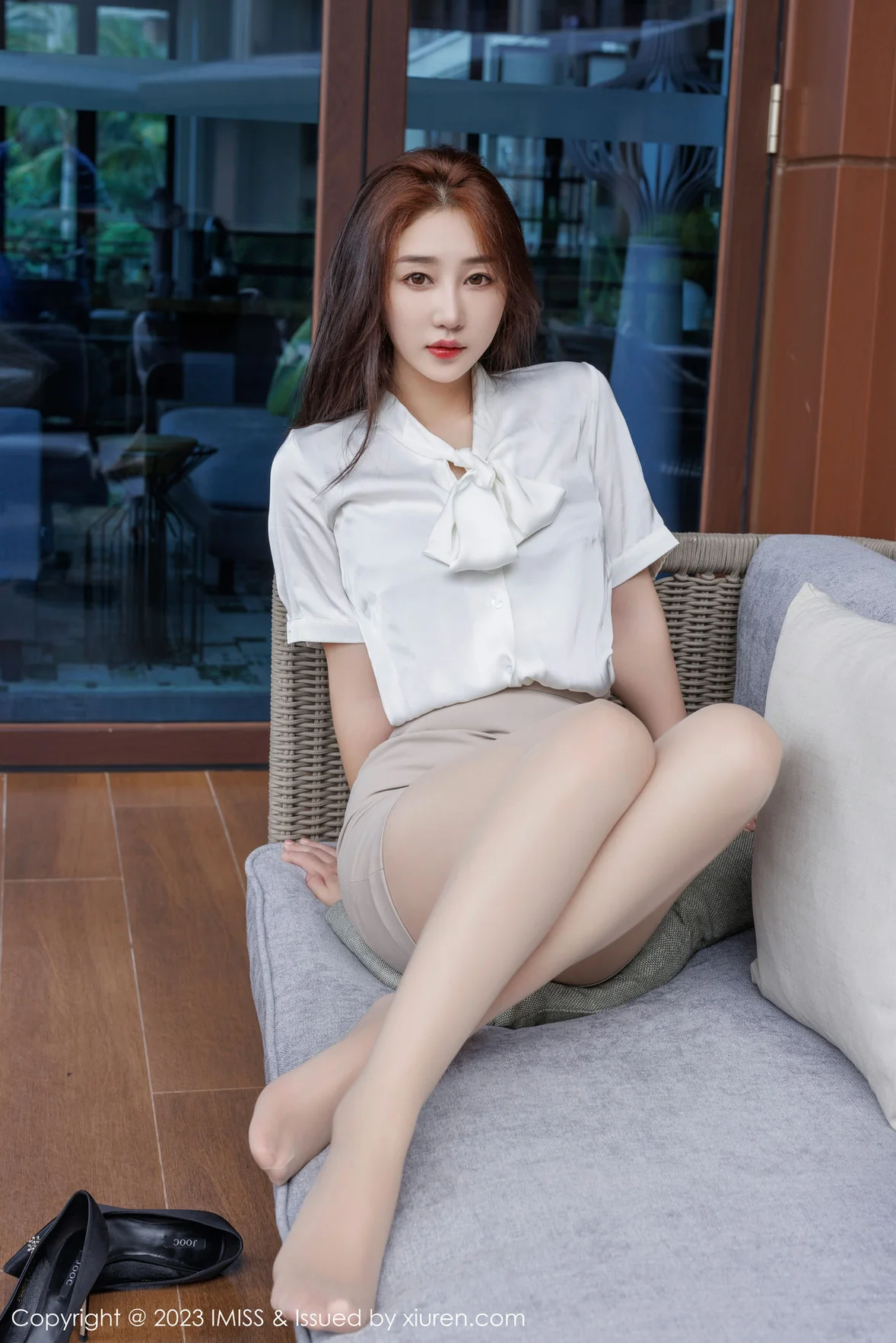  爱蜜社 Vol.735 九月生__ 灰色职业装性感写真 [58P]第17张