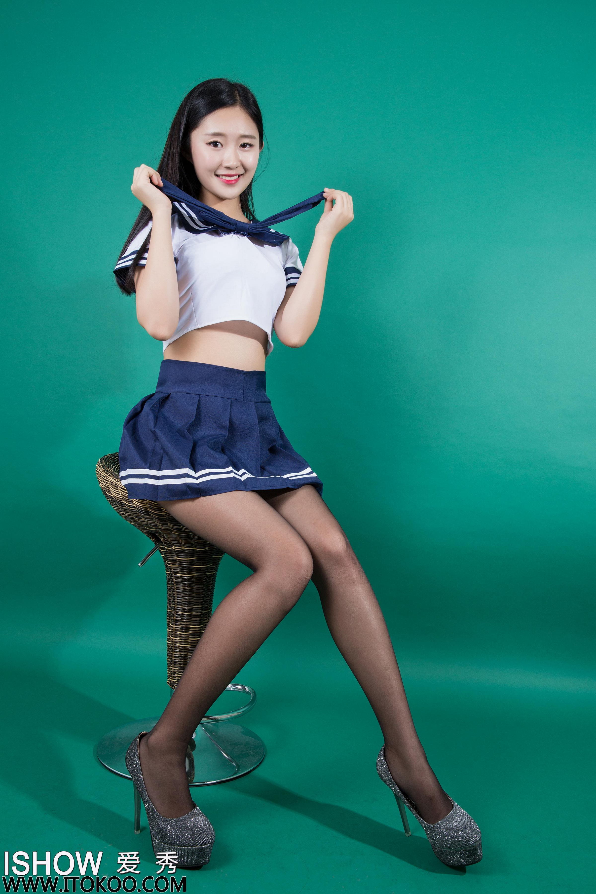 [ISHOW爱秀]蓝白水手学生制服美女Model 樱桃Cherry 黑丝美腿与闪亮高跟性感写真 2016-01-23 No.027第3张