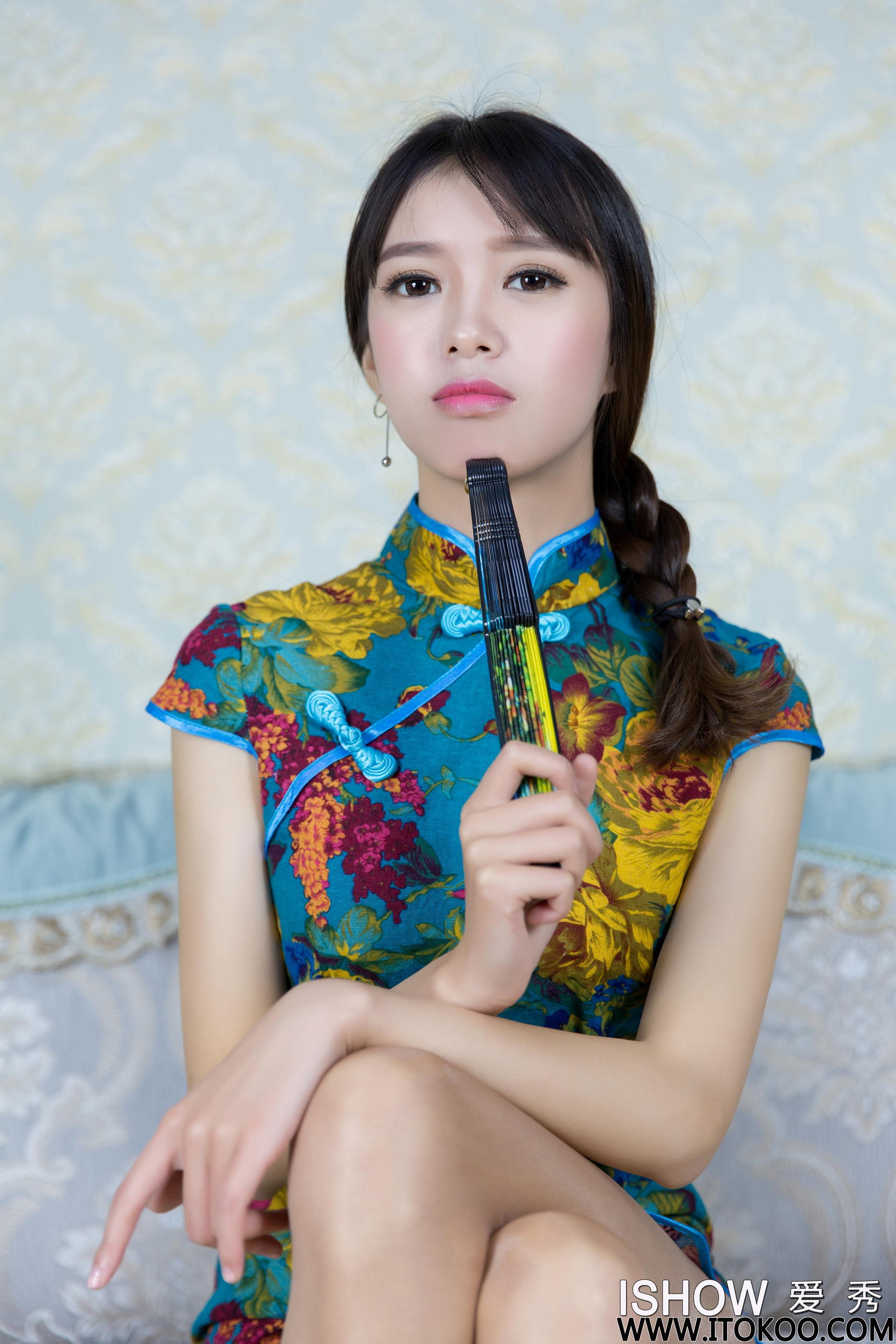 [ISHOW爱秀]青色短旗袍美女馨雅Adela肉色丝袜美腿与白色高跟性感写真 2017-02-03 No.087第4张