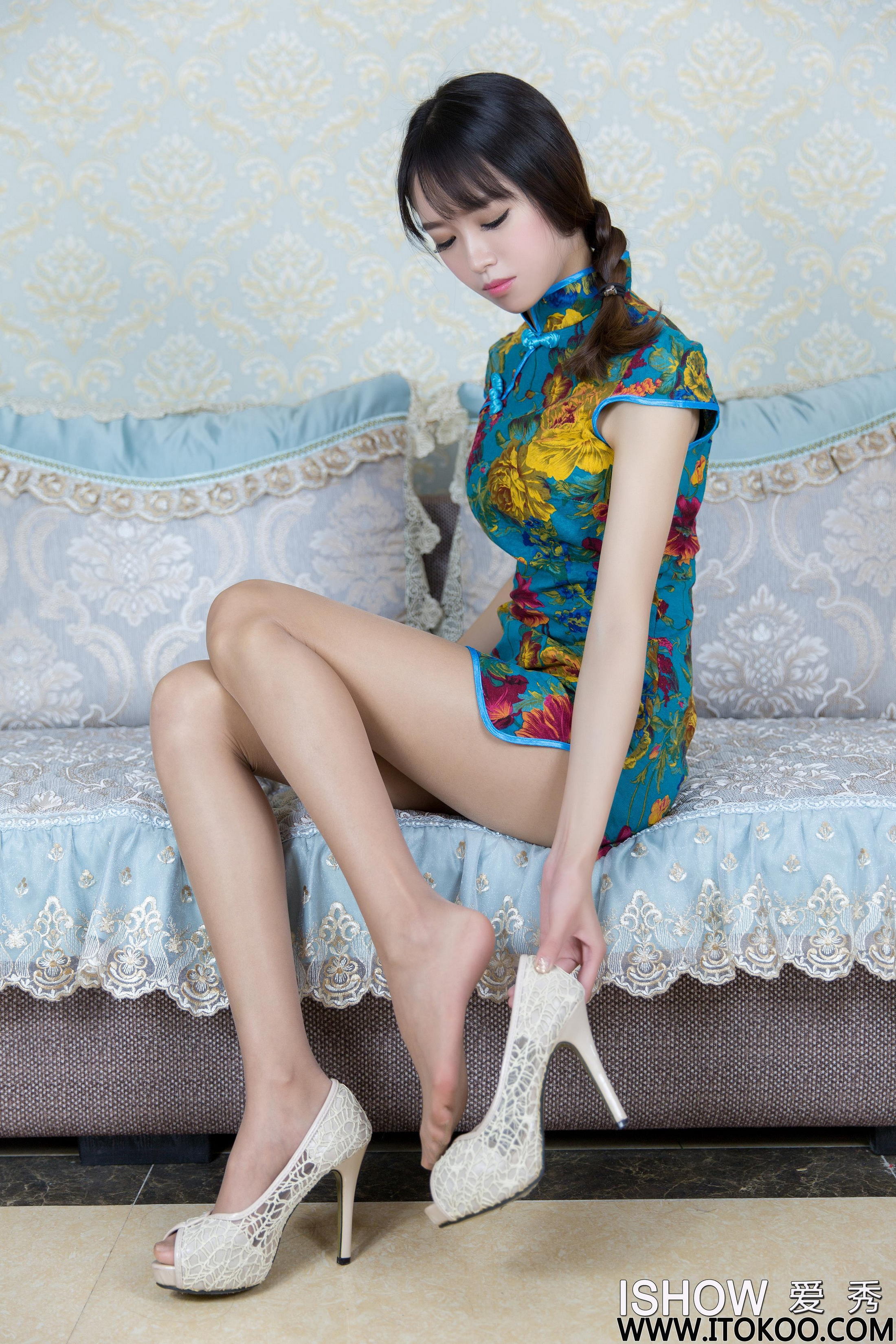 [ISHOW爱秀]青色短旗袍美女馨雅Adela肉色丝袜美腿与白色高跟性感写真 2017-02-03 No.087第6张