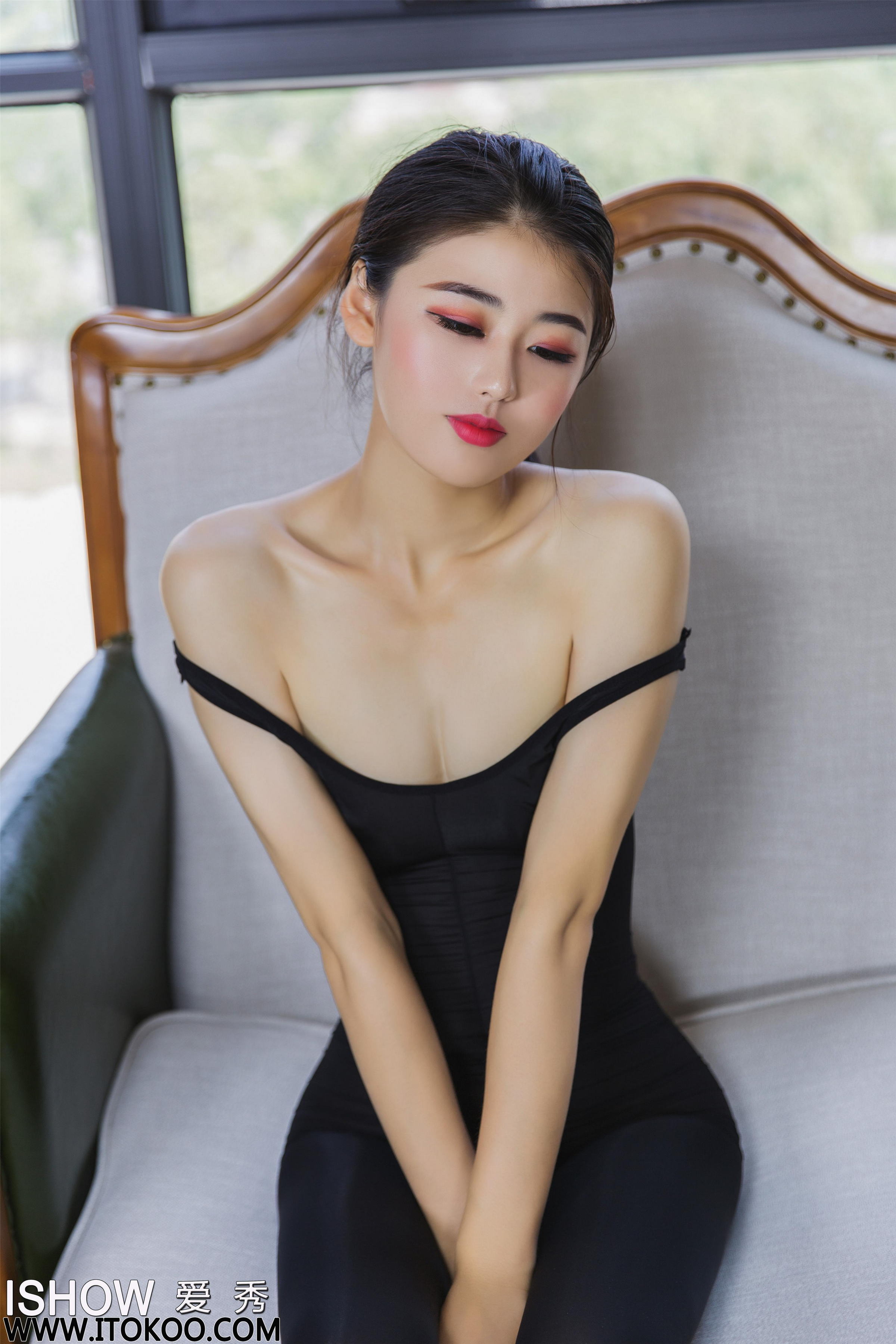 [ISHOW爱秀]NO.193 刘玥菲Phoebe 黑色紧身连体衣加银葱丝袜美腿性感私房写真集第4张