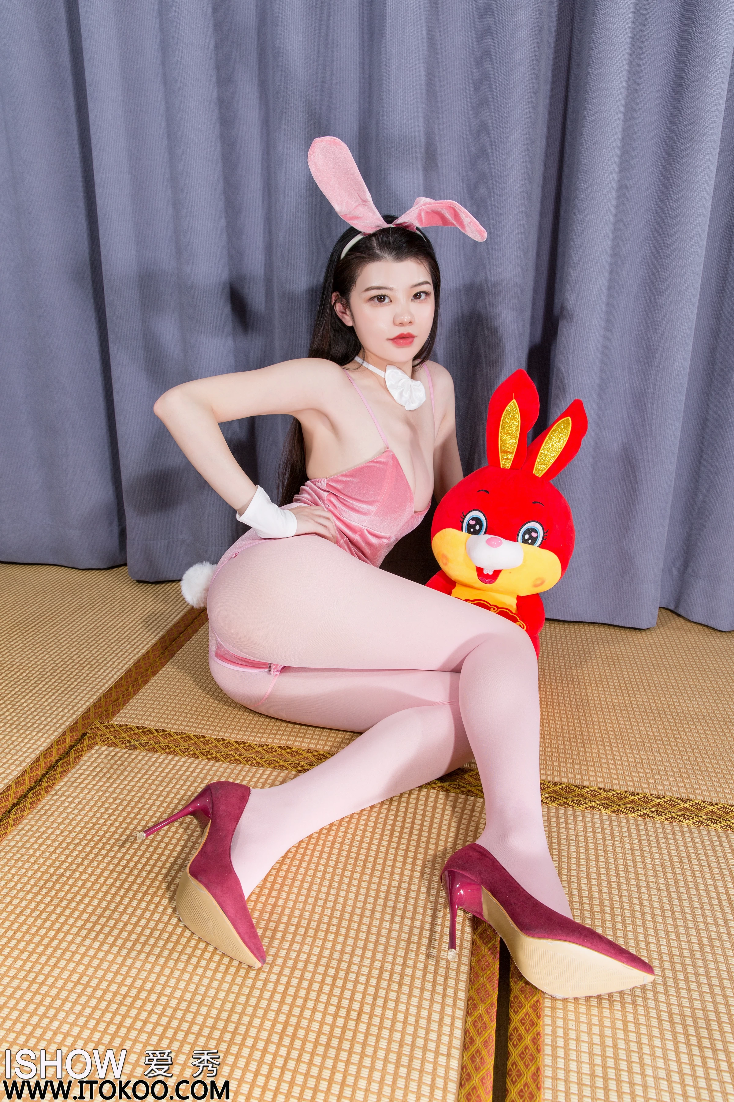 [ISHOW爱秀]NO.350 性感兔女郎 林沐沐Liny 粉色情趣制服内衣加粉色丝袜美腿私房写真集第3张
