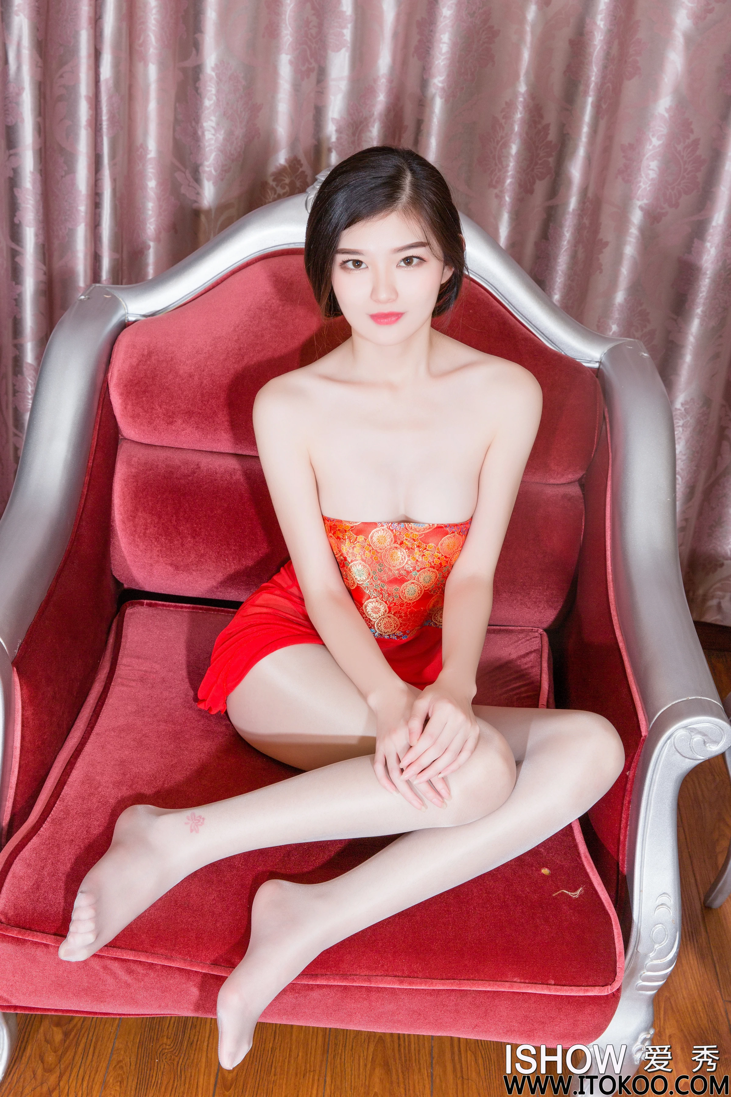 [ISHOW爱秀]NO.254 林沐沐Liny 红色抹胸裙与情趣内衣加灰丝美腿性感私房写真集第8张