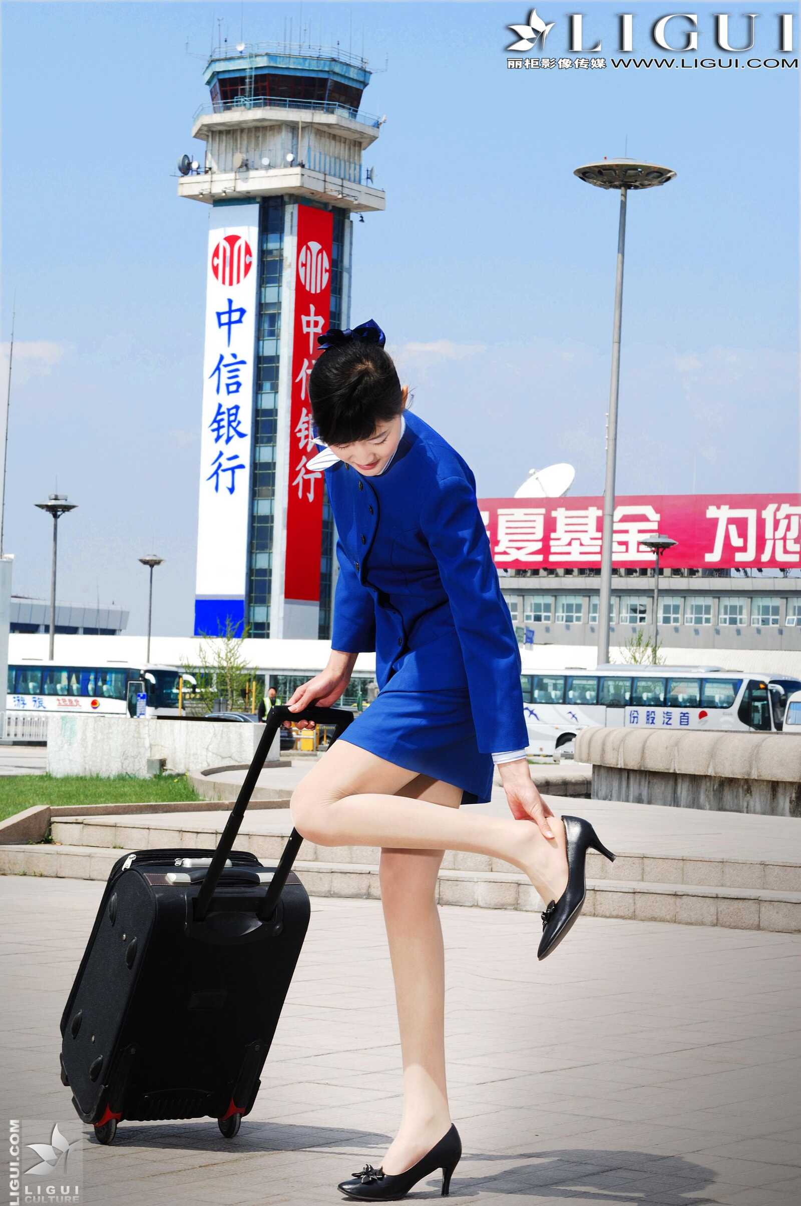 Model 婷婷《空姐系列》 [丽柜LiGui] 美腿丝足写真第5张