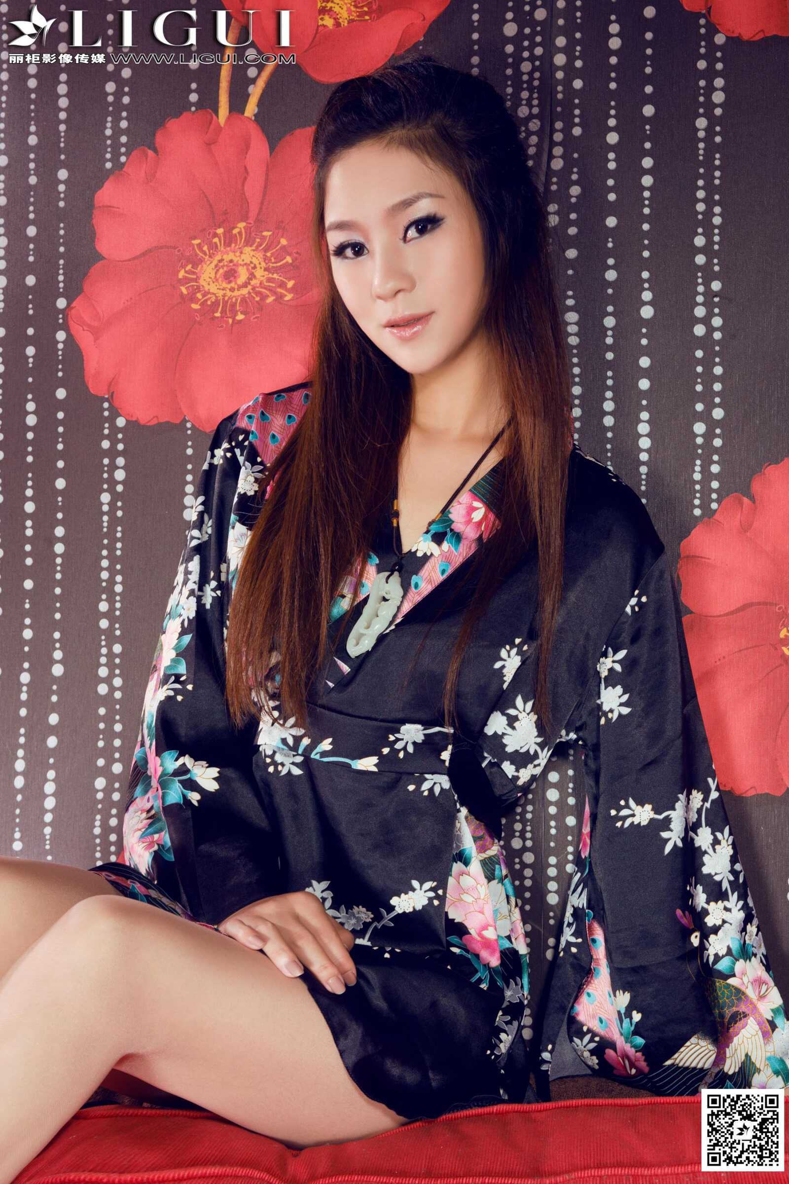 [丽柜LiGui] Model 英子《沙发上的和服丝足高跟》美第3张