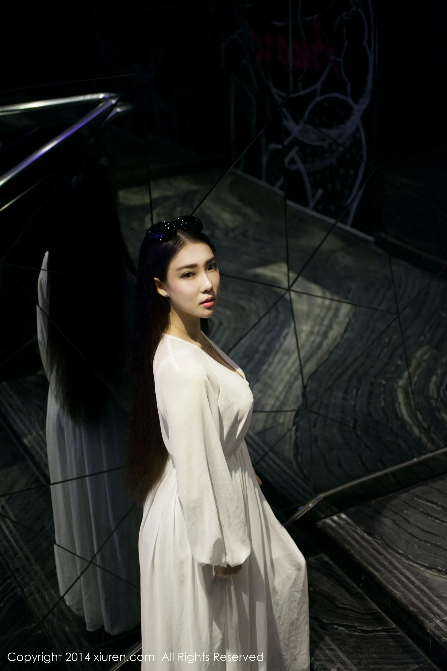  夢娜Vanessa《款款而来的特级女神》 秀人网 No.131第1张