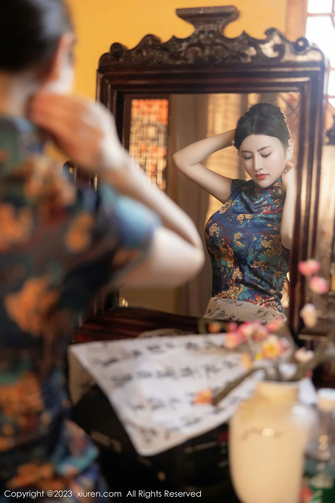  XiuRen 秀人 No.7051 诗诗kiki 蓝色图纹旗袍性感写真 [83P]第1张