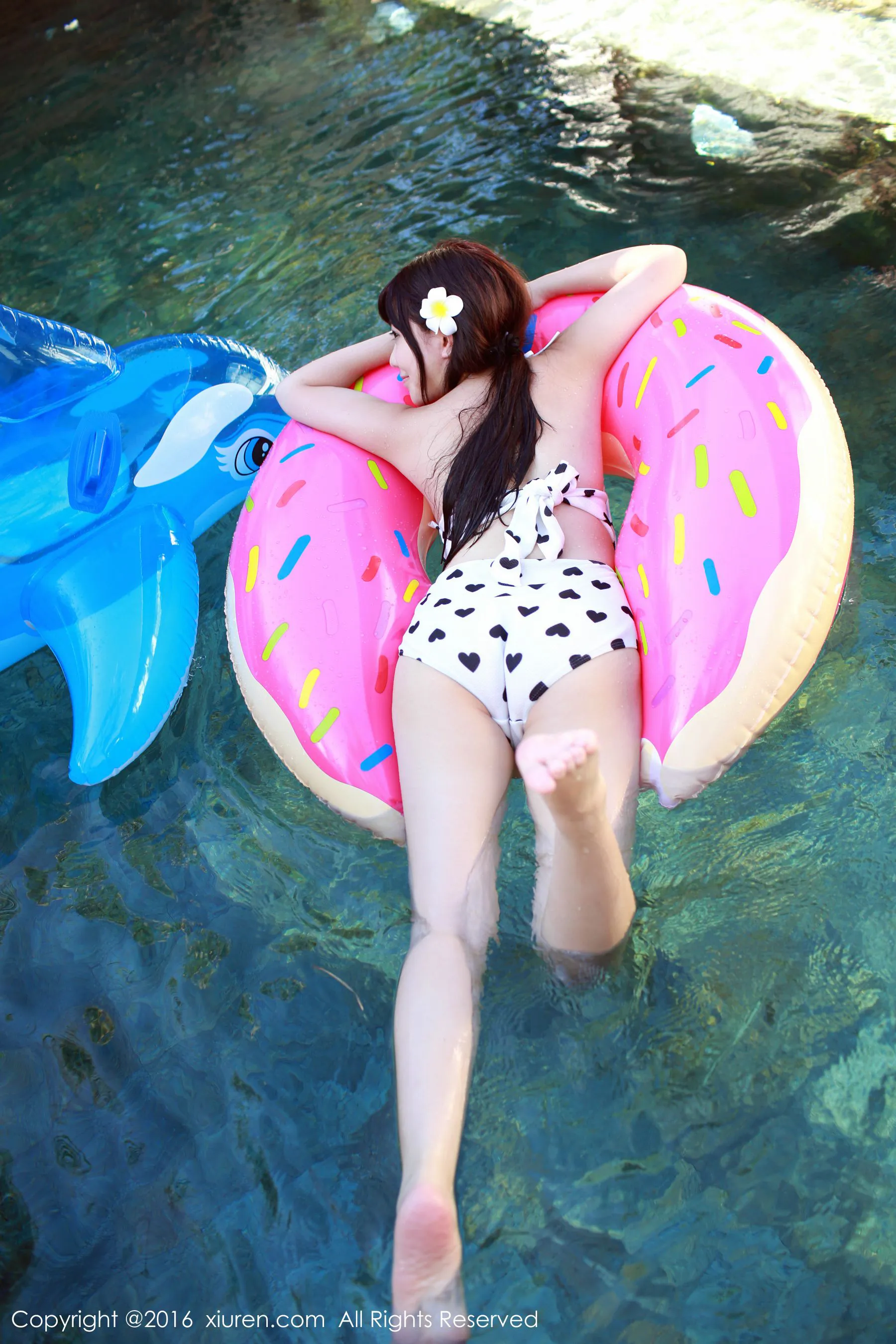  刘飞儿Faye《吊带牛仔热裤+比基尼》 秀人网 No.470第14张