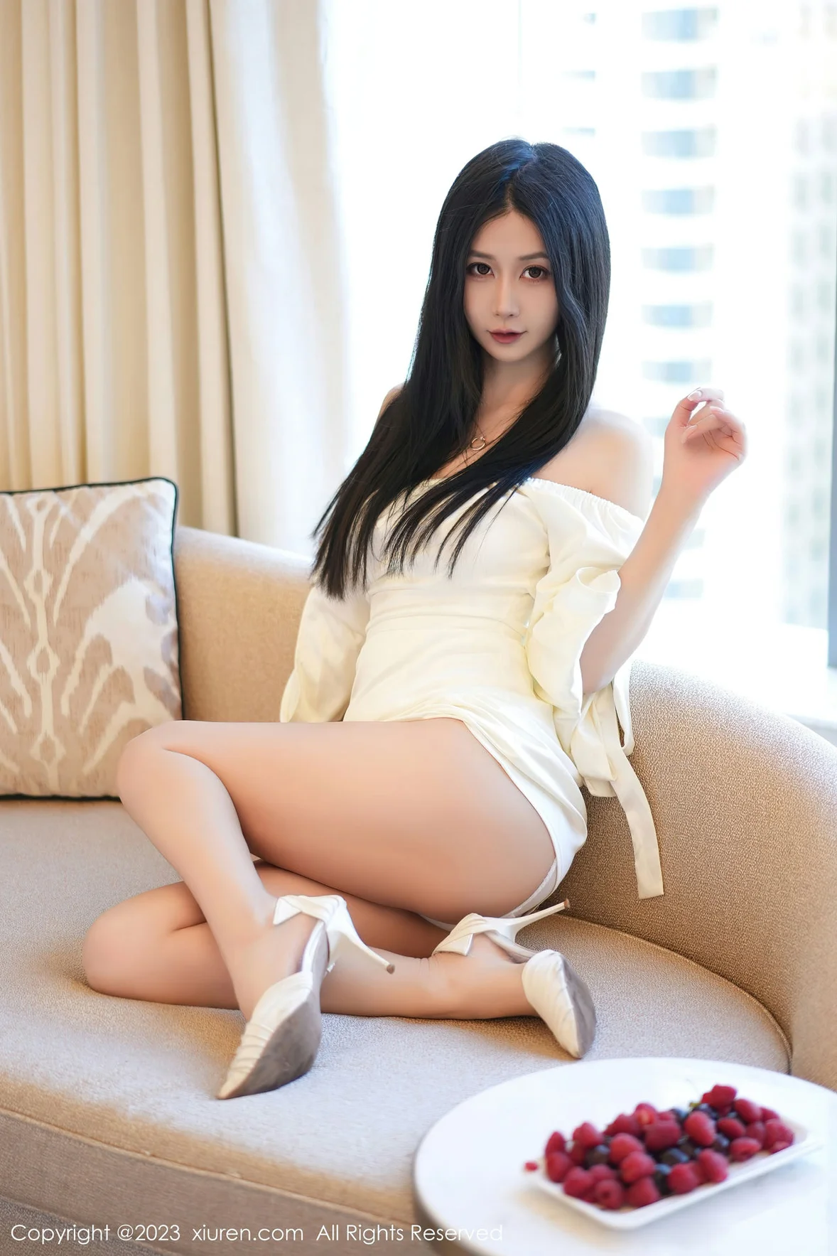  XiuRen 秀人 No.7116 laura阿姣 露肩连衣短裙迪拜旅拍 [81P]第4张