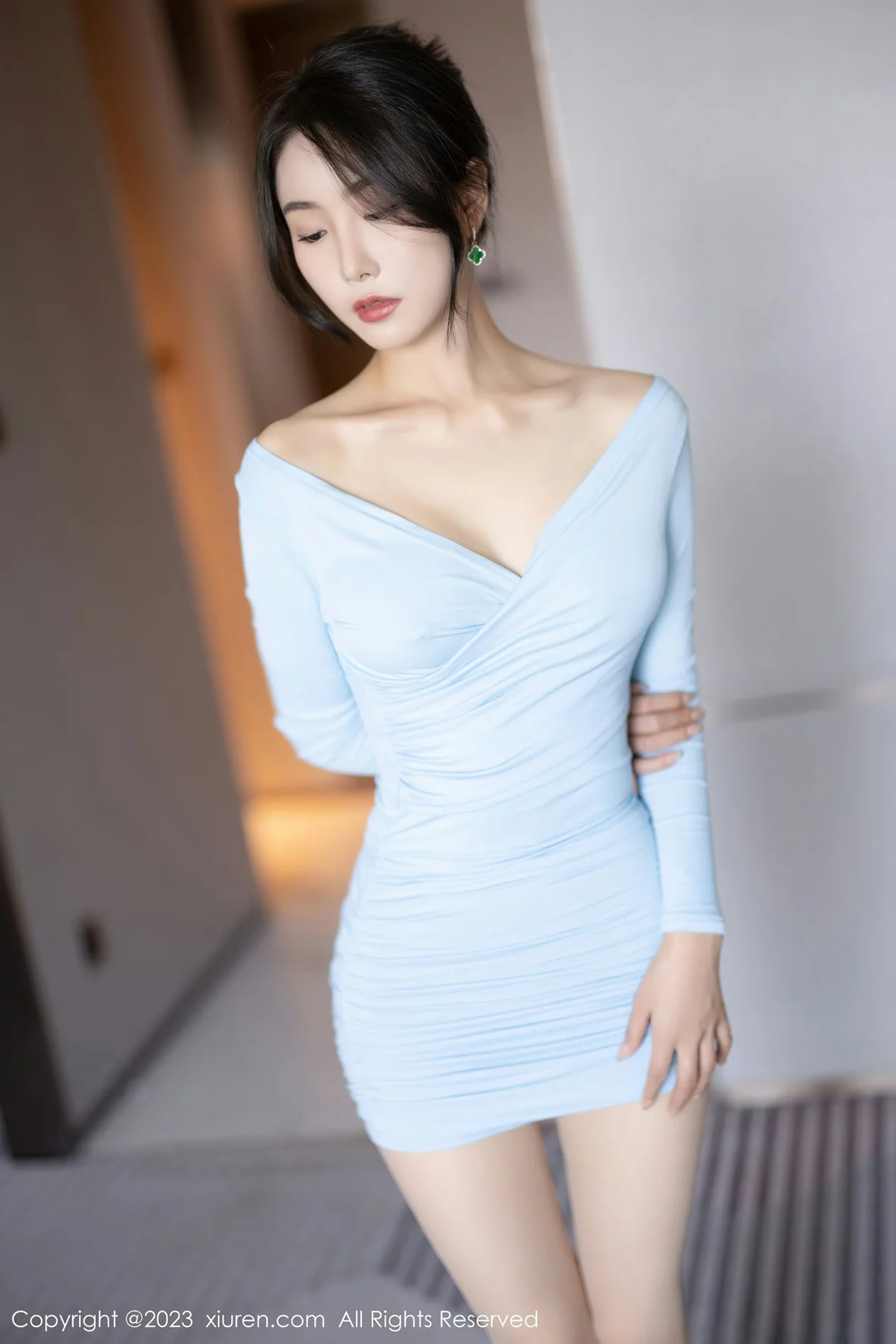  XiuRen 秀人 No.7053 苏苏阿 白色高开叉性感写真 [88P]第2张