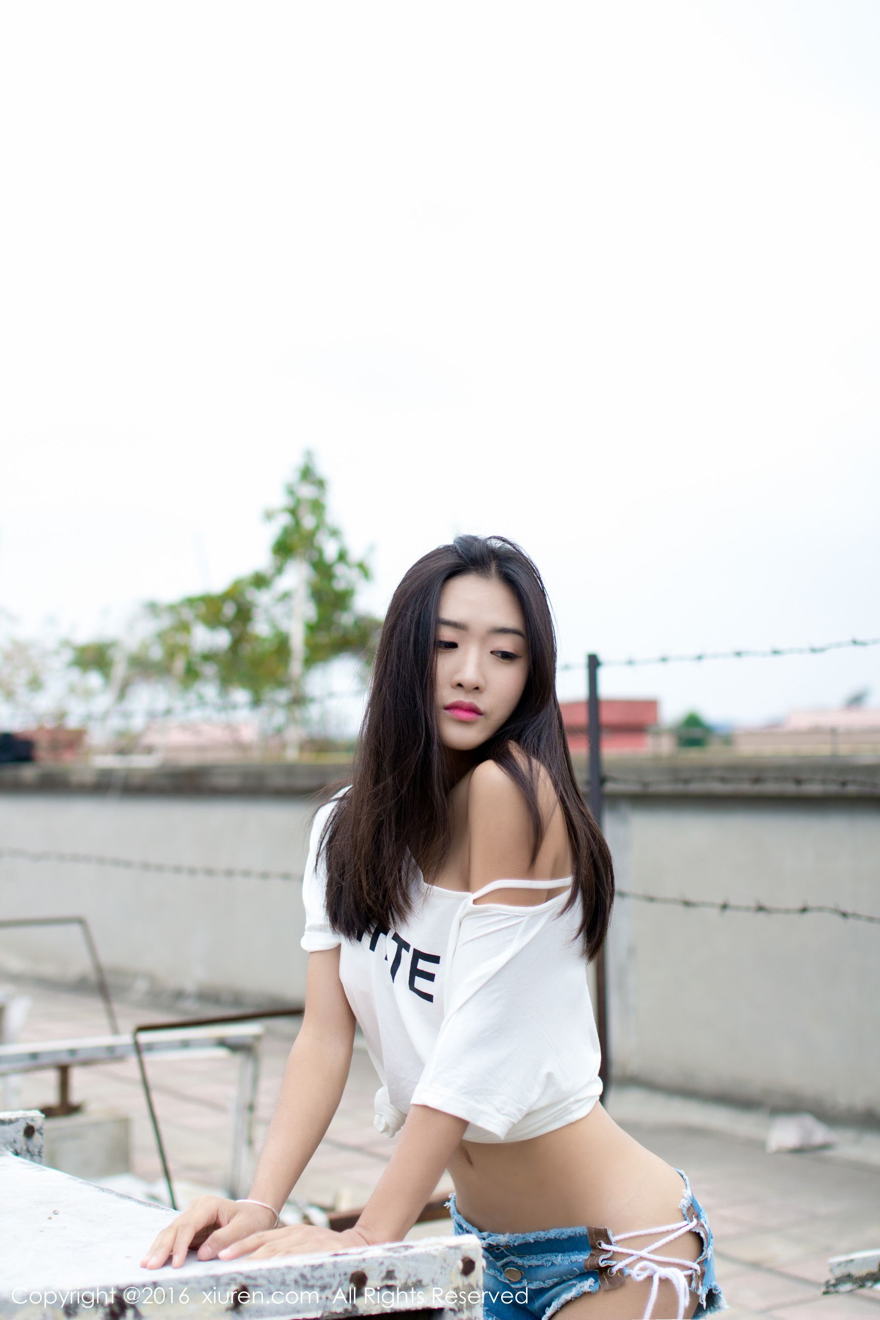 周琰琳LIN《红颜朱唇,宛若青莲出水》 秀人网 No.624第2张