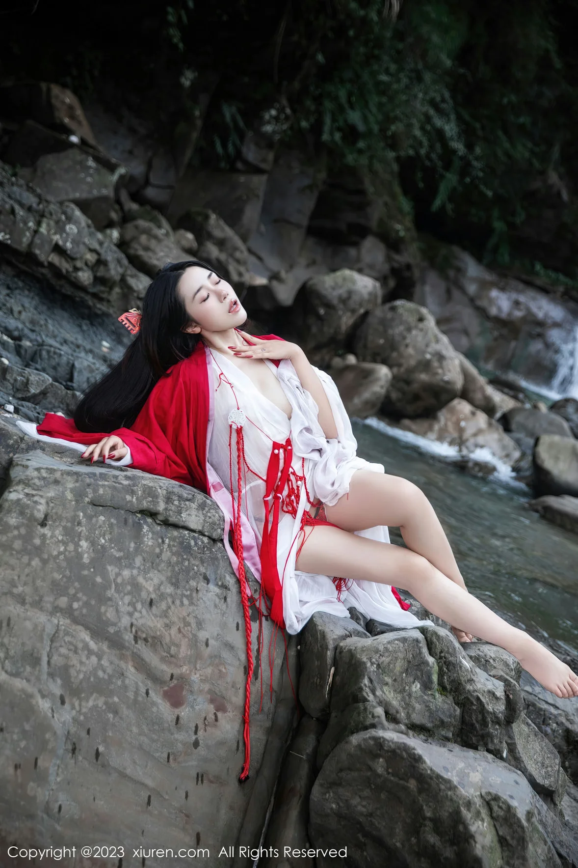  XiuRen 秀人 No.7295 严利娅Yuliya 户外诱惑红色古装性感写真 [90P]第10张