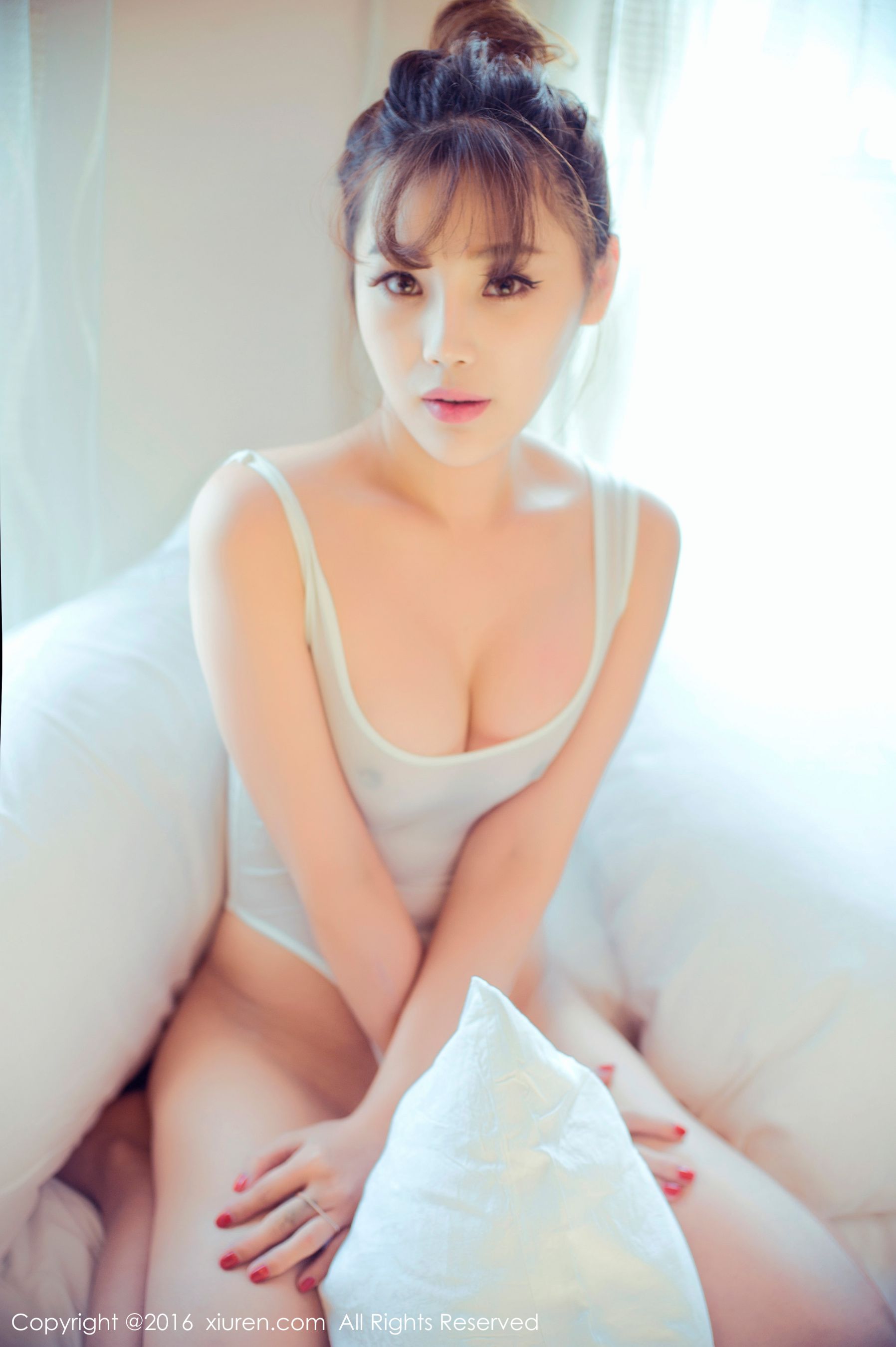 周予然《高叉泳衣、爆乳内衣、高跟美腿、白色超短工字背心装》 秀人网 No.633第15张