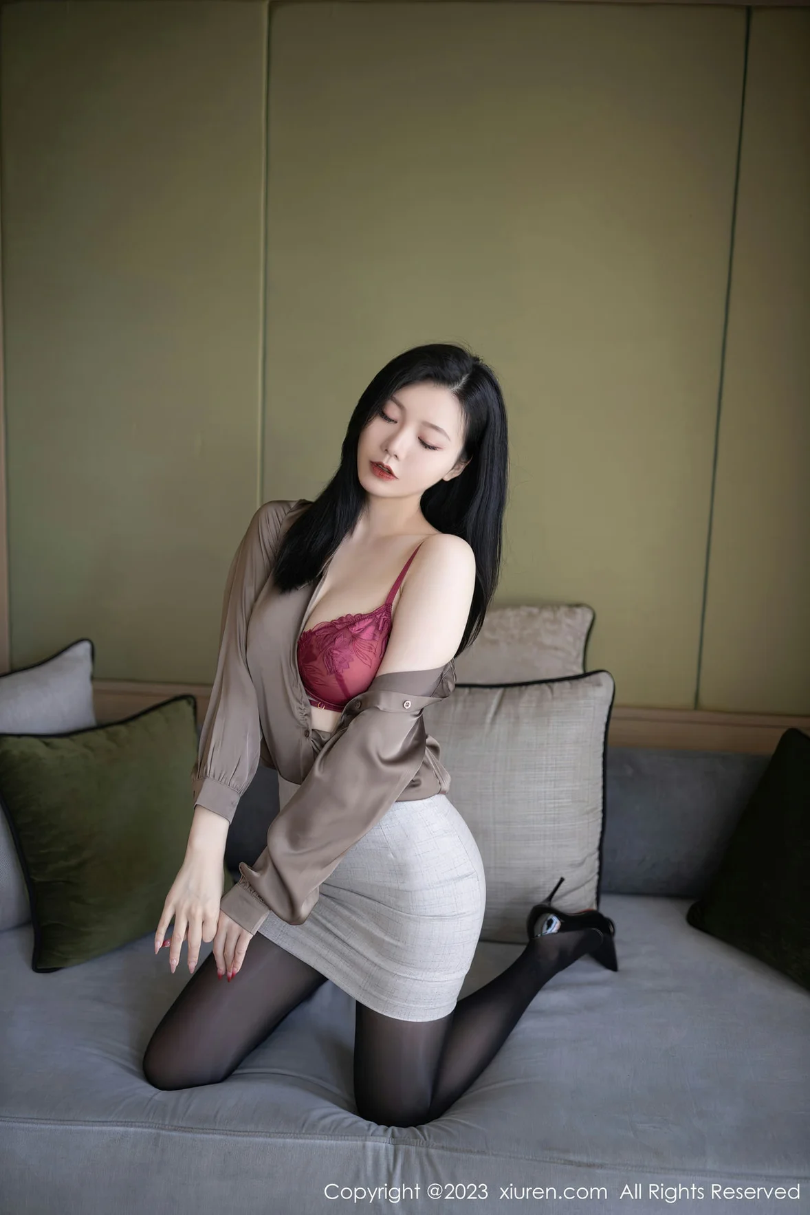  XiuRen 秀人 No.6951 安然anran 灰色职业Ol泰国旅拍 [80P]第9张